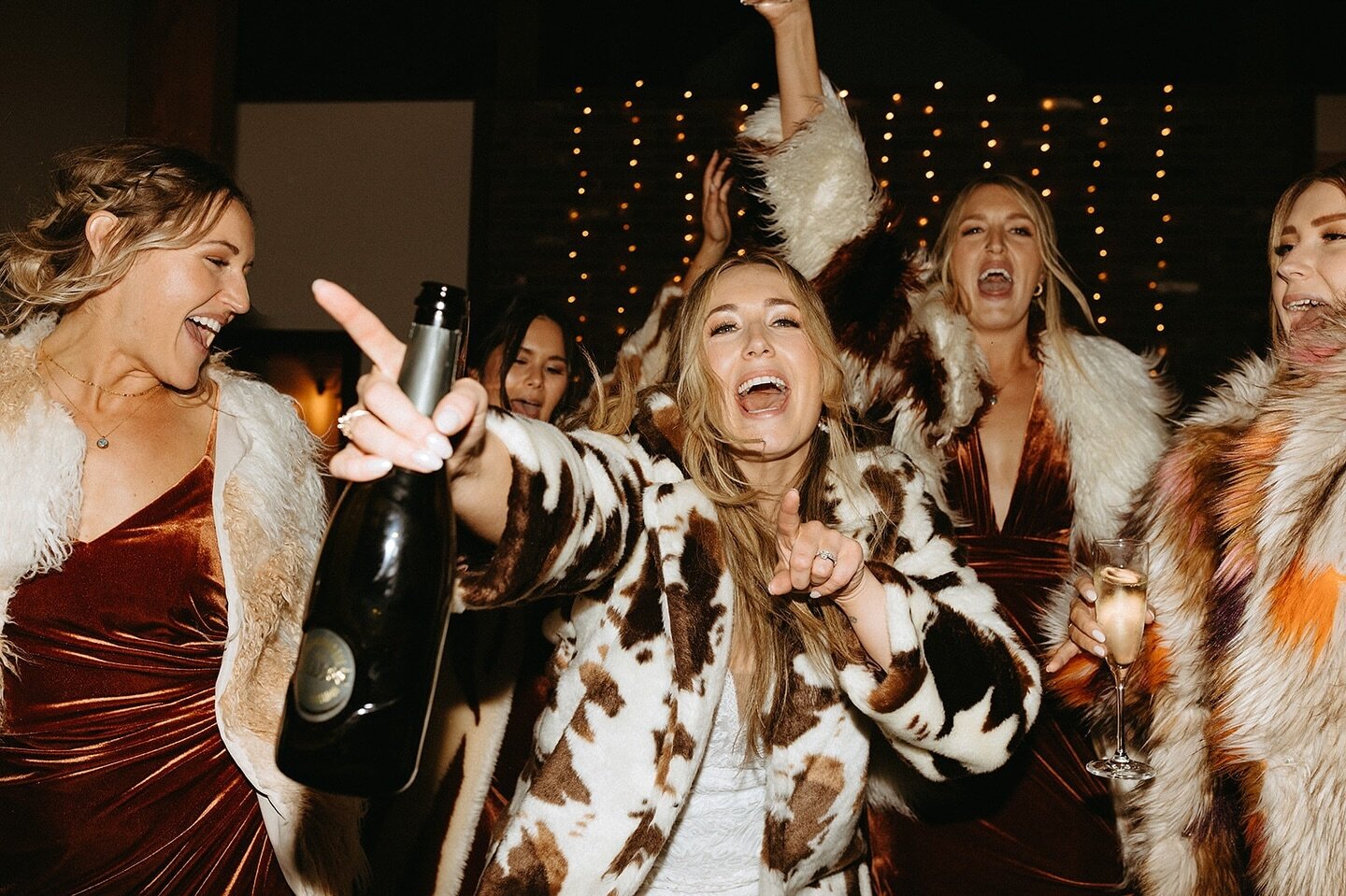 Cheers to the new year! I hope everyone has their champagne ready to bring it in! 
.
.
.
.
.
.
Coordinator- @vanessapenceevents 
Venue- @thebarnatsunsetranch 
Photo- @laurie.photographyco 
Floral- @growingwildbv 
Cake- @chefln 
.
.
.
.
.

#weddingvib