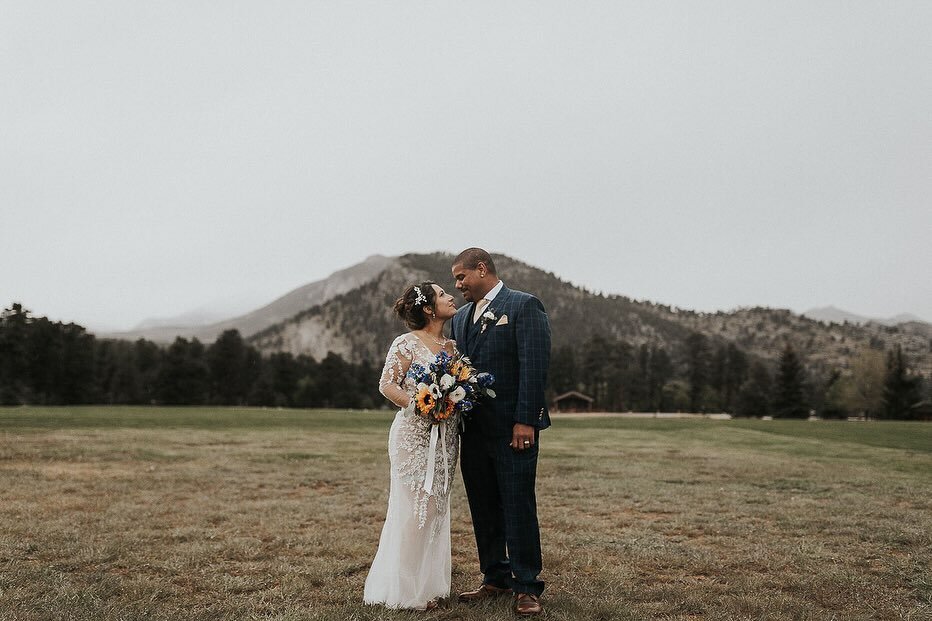 Beautiful shot from A+A&rsquo;s Estes wedding! 
.
.
.
.
Photographer: @shallynmichelle 
Venue: @ymcarockies 
.
.
.
.

#weddinggoals #mountainbride #weddingday #sayido #weddinginspiration #rockymountainwedding #coloradowedding #weddingvenue #mountainw