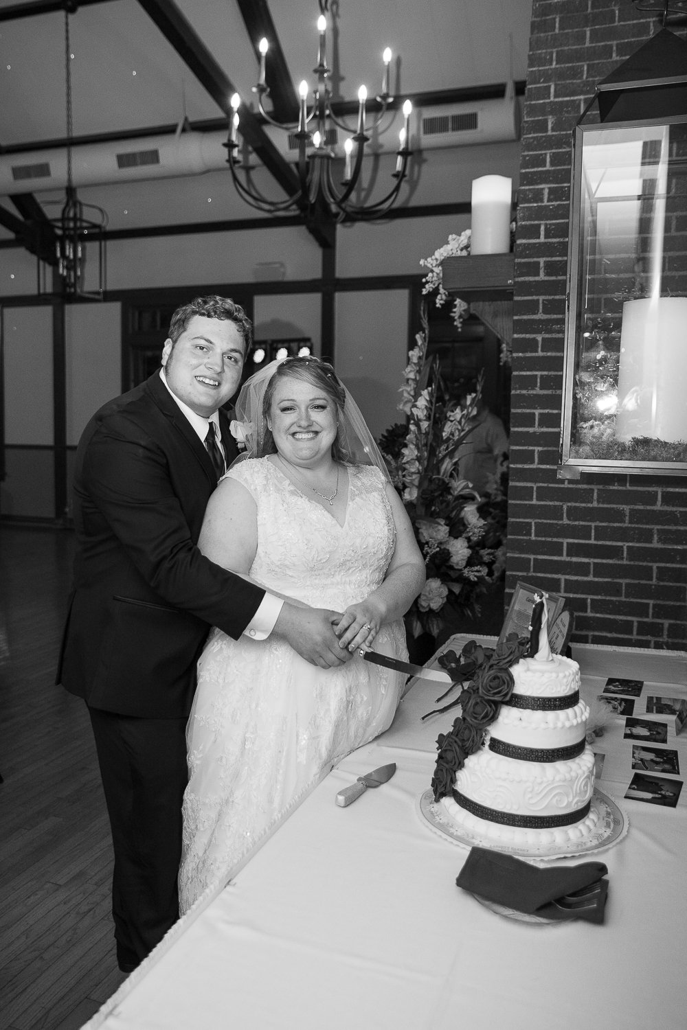 Bride and Groom Cutting cake at Meadowbrook Country Club Wedding