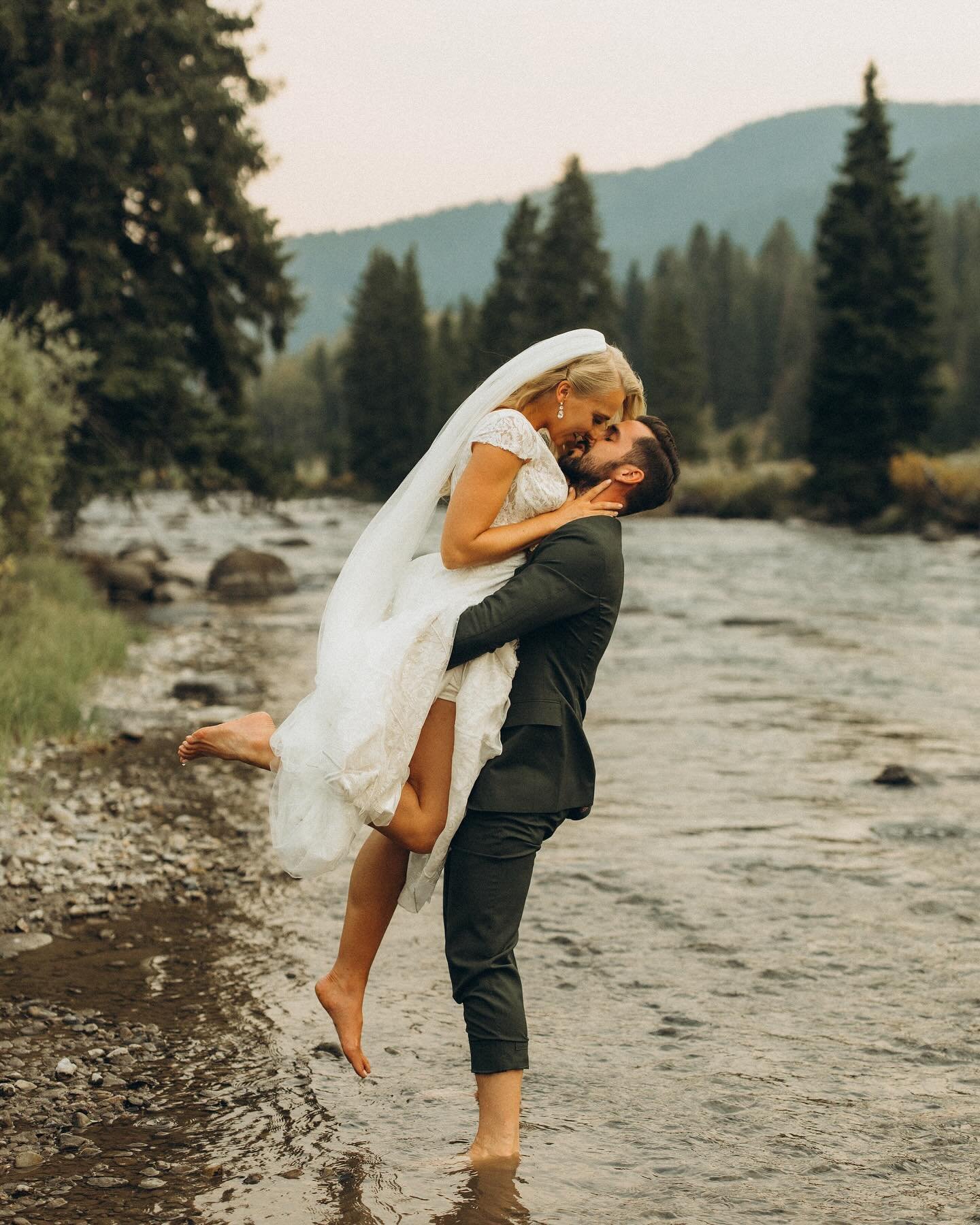 Kelsey &amp; Evan married in the mountains at the very special @320guestranch ⛰️ This wedding was one of my first solo really big weddings, and it was incredibly special. During smoke season the light was just phenomenal. And I made some really speci