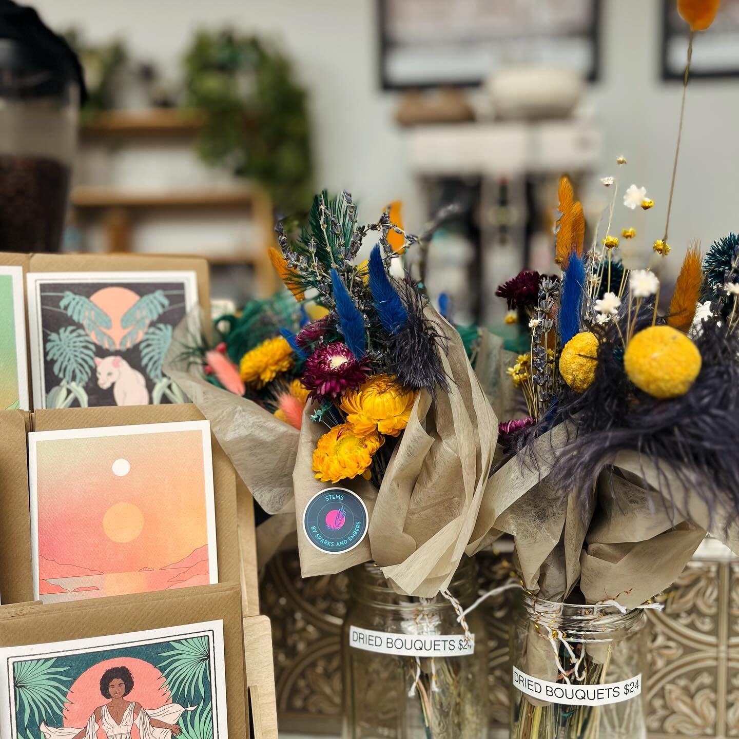 Birthday Card, Bouquet, and a Latte? We got you! 😌

Modern and chic, dried flower and festive feather bouquets, from Stems by Sparks and Embers 🩵🖤🩶