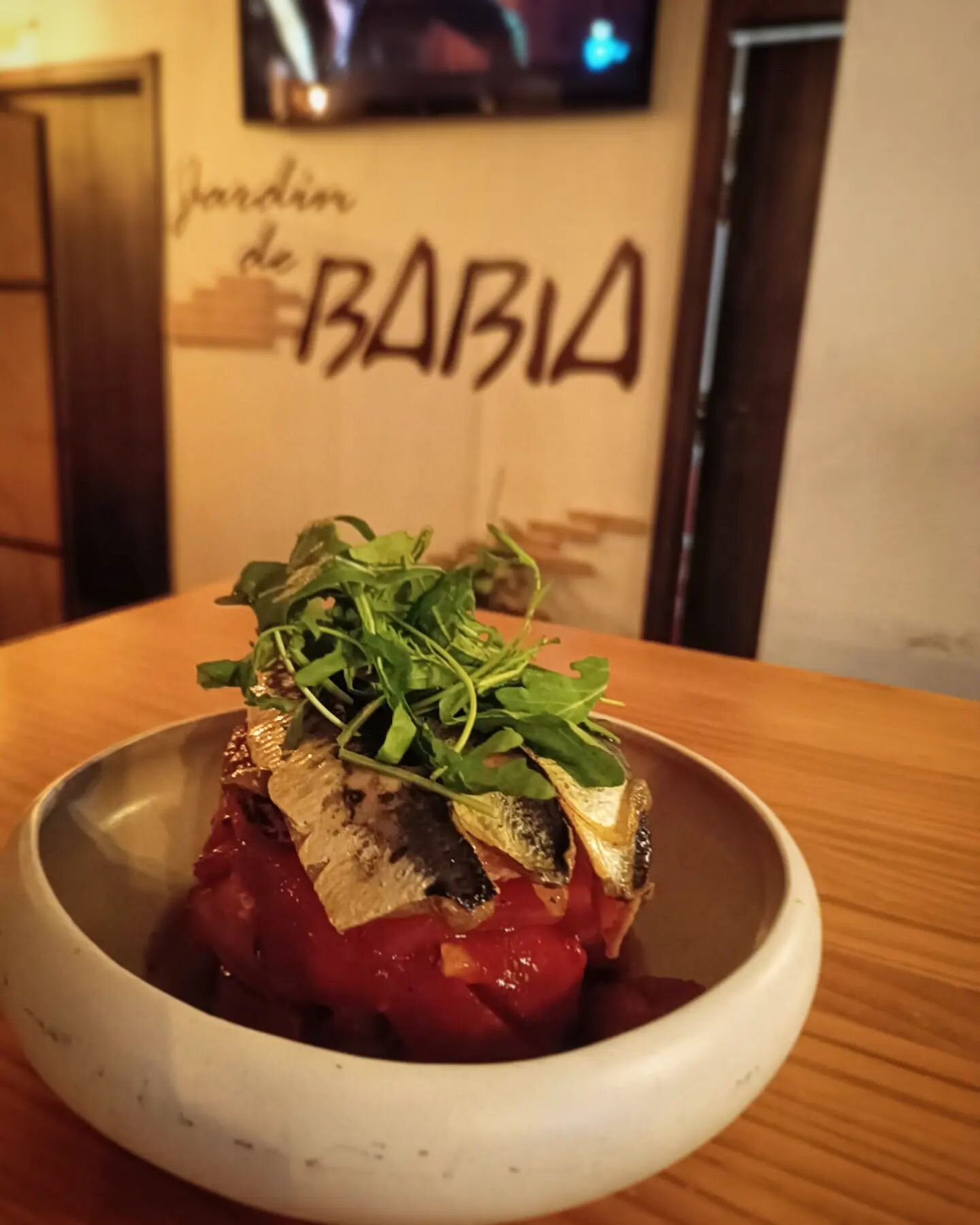 Nuestra ensalada de sardinas en escabeche. S&oacute;lo en #ElJardinDeBabia

#jardindebabia #Talavera #talaveradelareina #food#instagram #restaurante#sardinas#ensalada