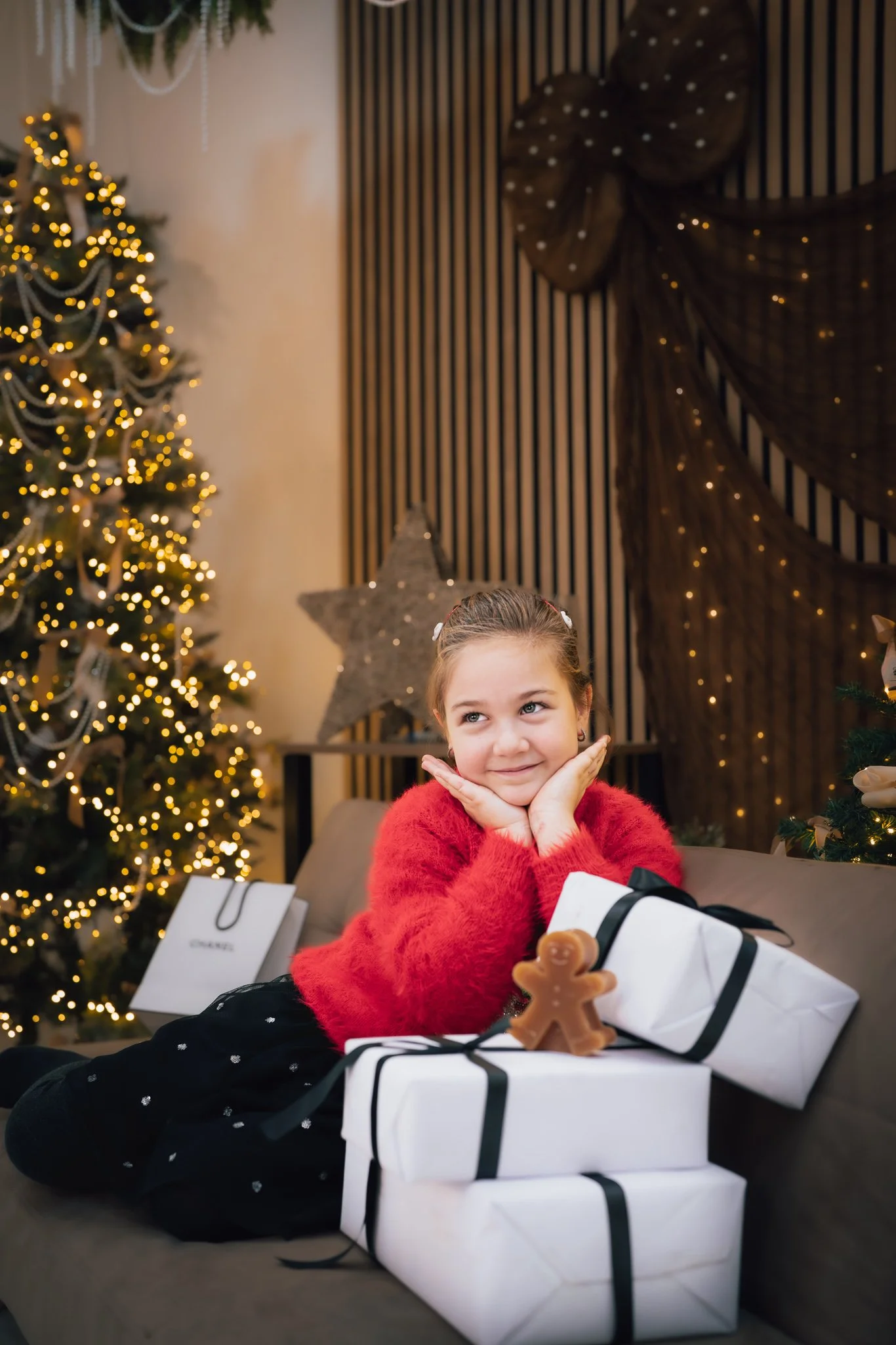 Christmas mini photography session in Aberdeen – elegant festive studio setup by Estherography