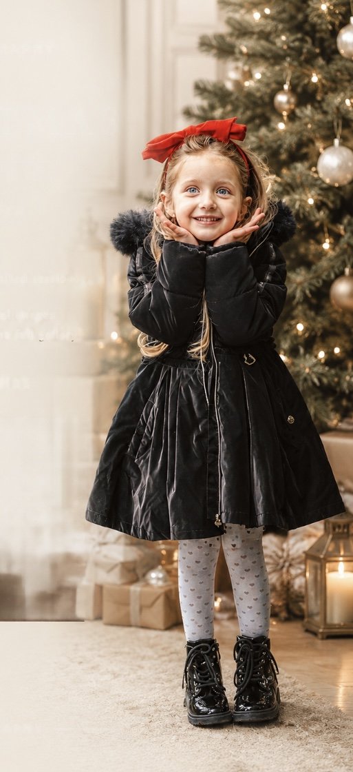 Christmas mini photography session in Aberdeen – elegant festive studio setup by Estherography