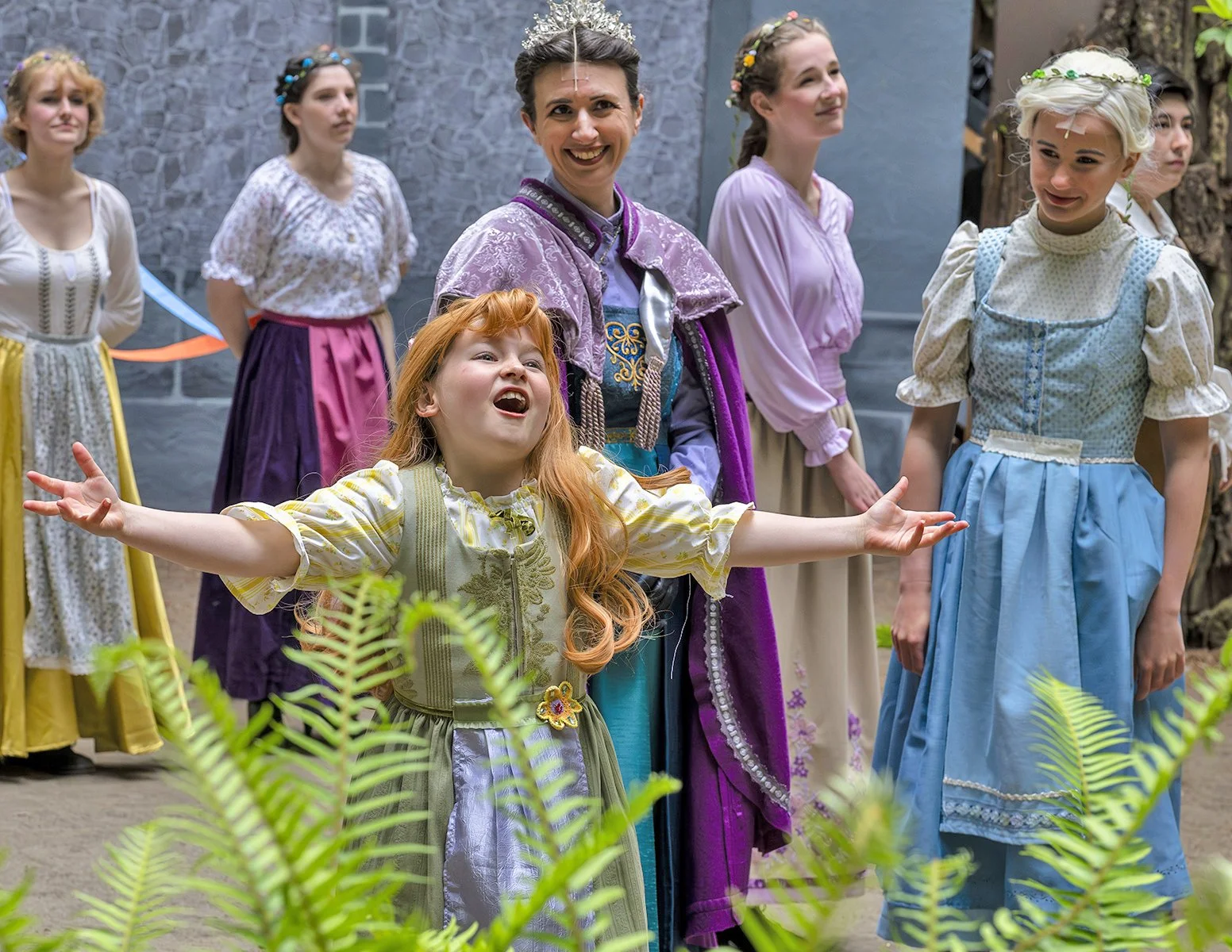 Young Anna, Young Elsa, Queen_DSC5662.jpg