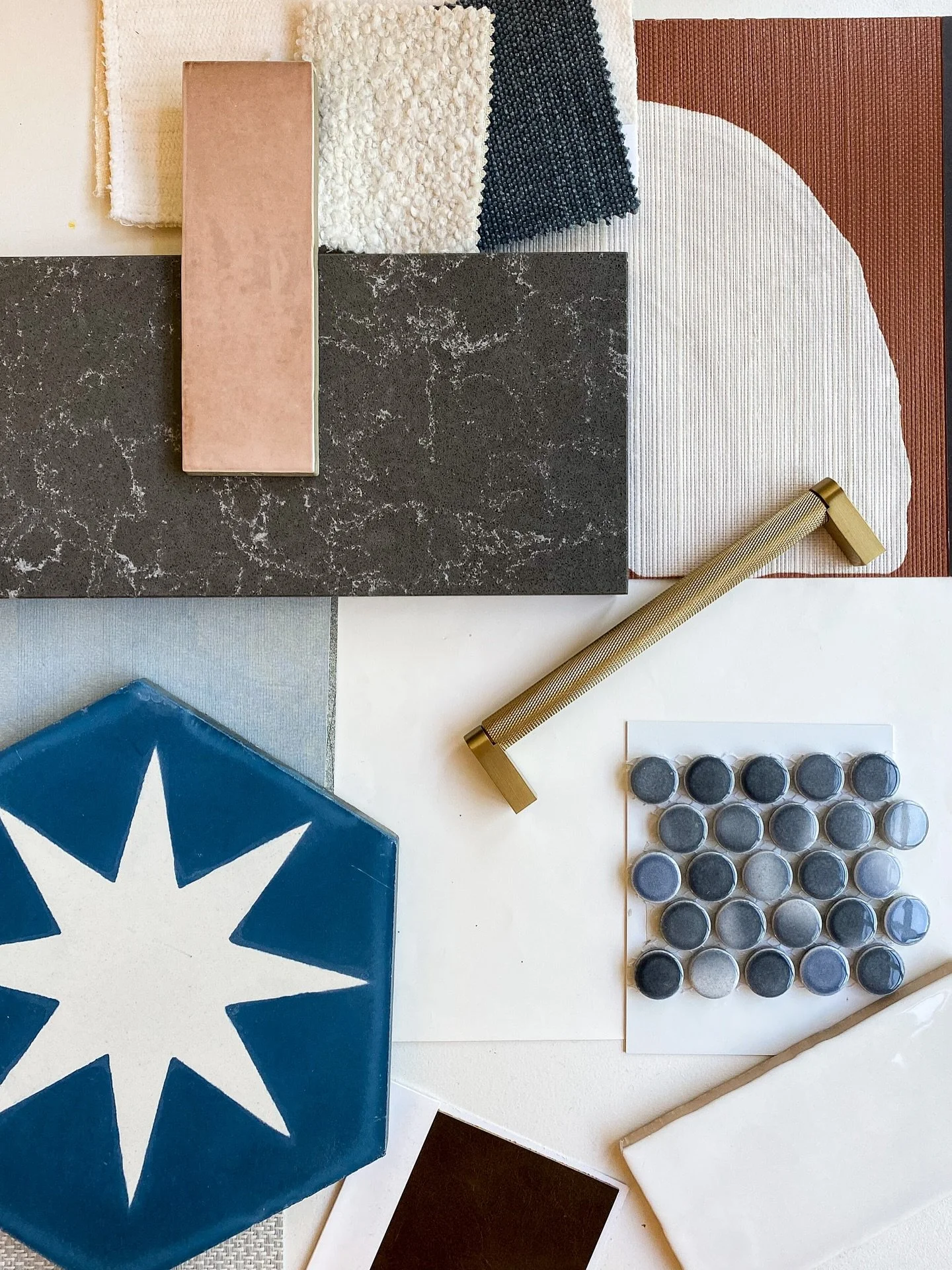 ❤️🤍💙

#fourthofjuly🇺🇸 #redwhiteblue #interiordesign #interiorinspiration #flatlays #homedesign 
#fourthofjulyweekend #ncinteriordesigner
