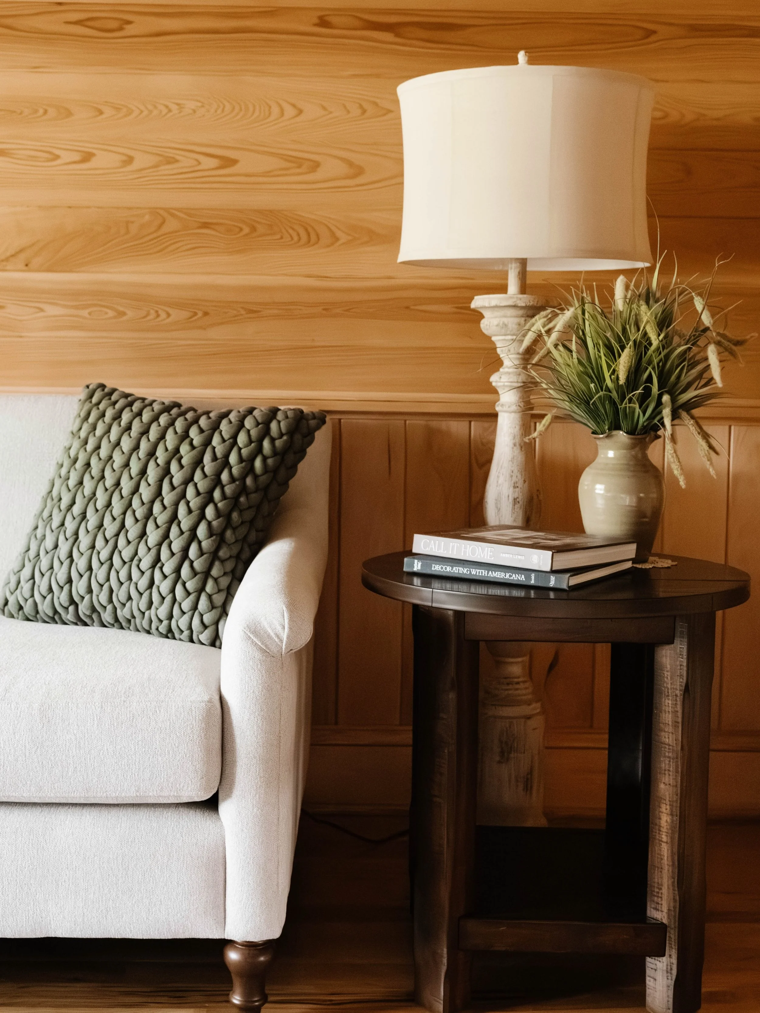 This cozy corner is all about embracing the effortless transition into autumn with earthy tones, natural textures, and organic elements that invite you to slow down 🍂.