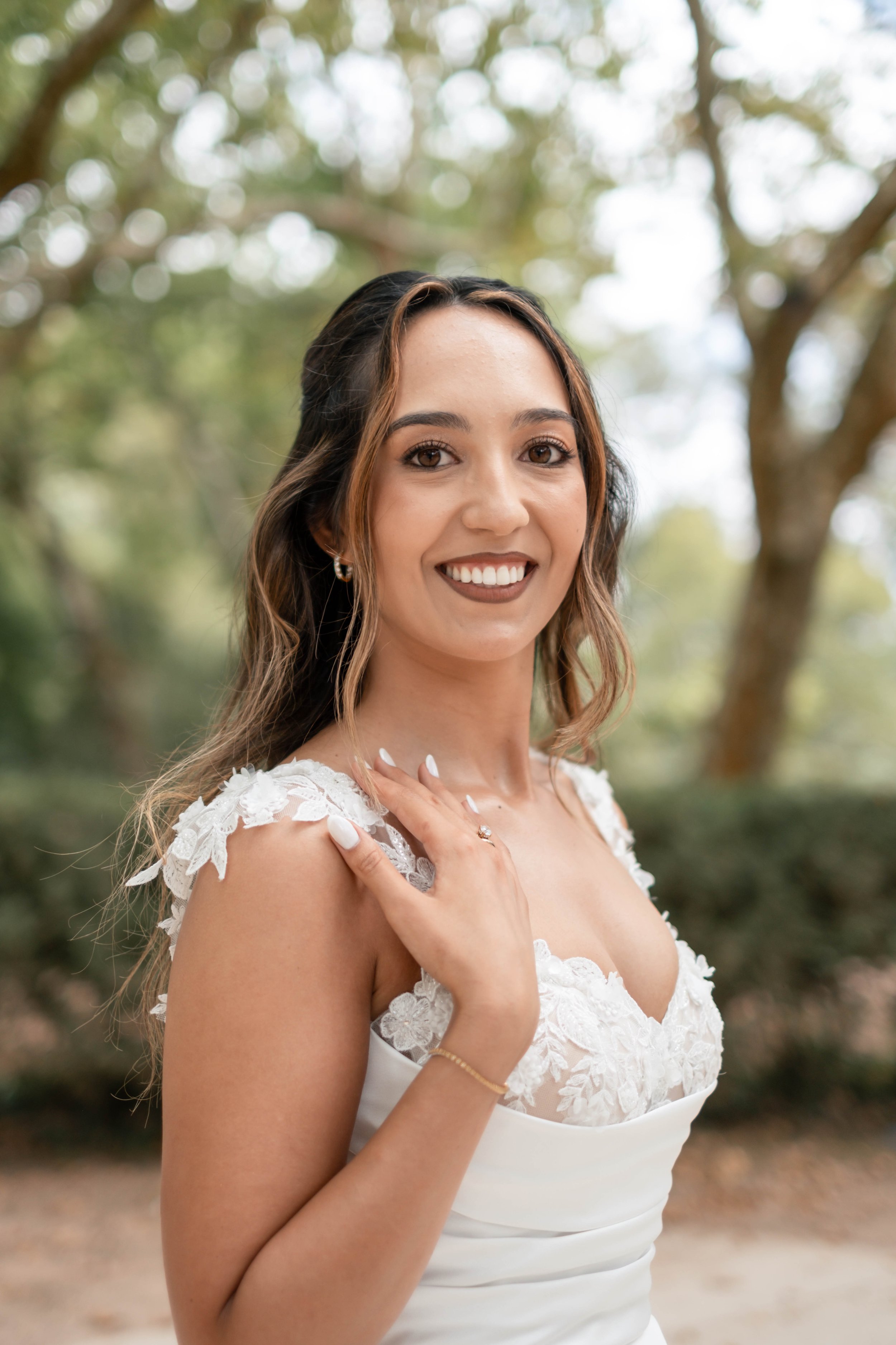 Retrato próximo da noiva a sorrir com vestido de casamento