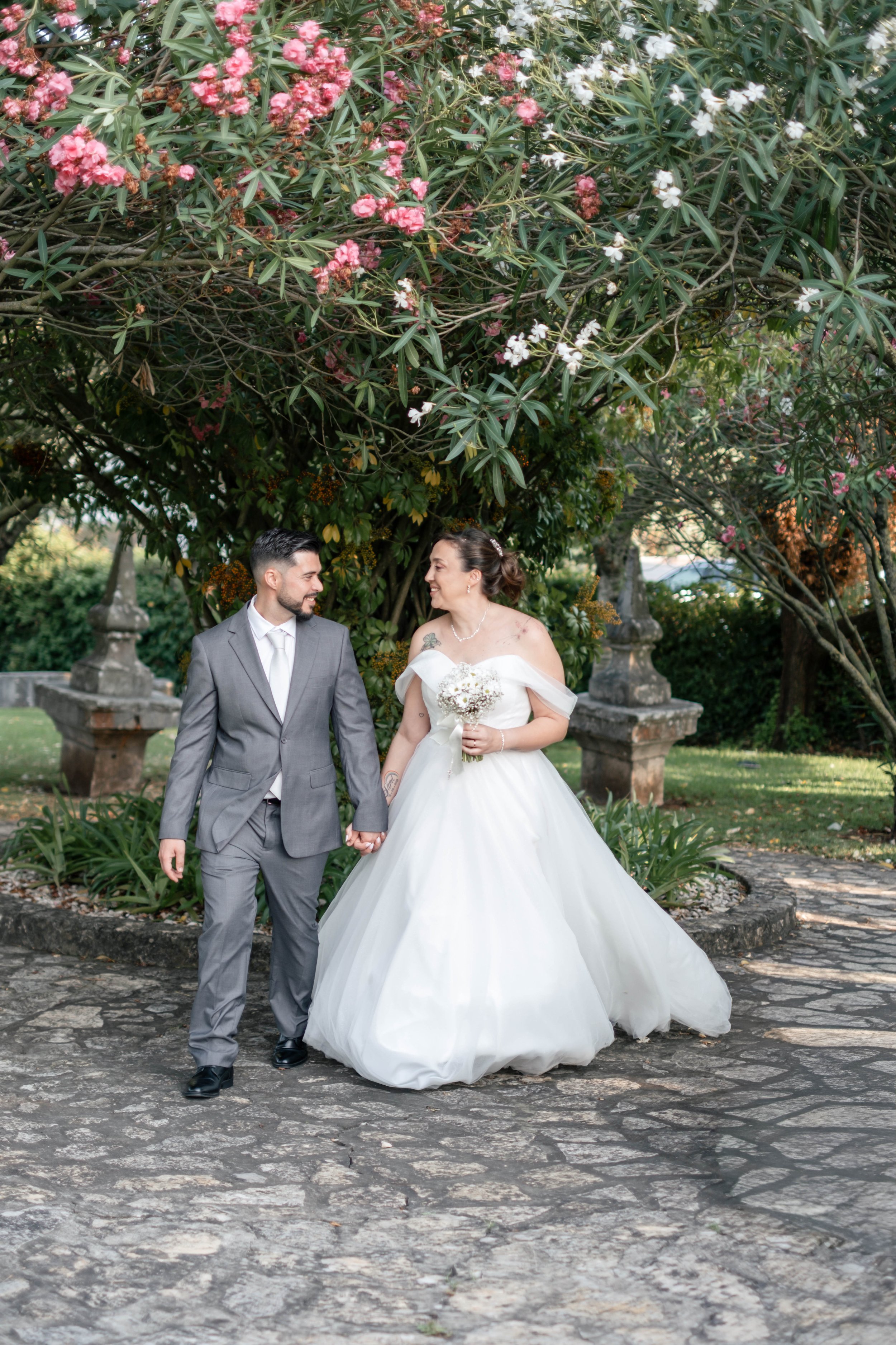 Noivos em retrato ao ar livre num jardim durante o casamento