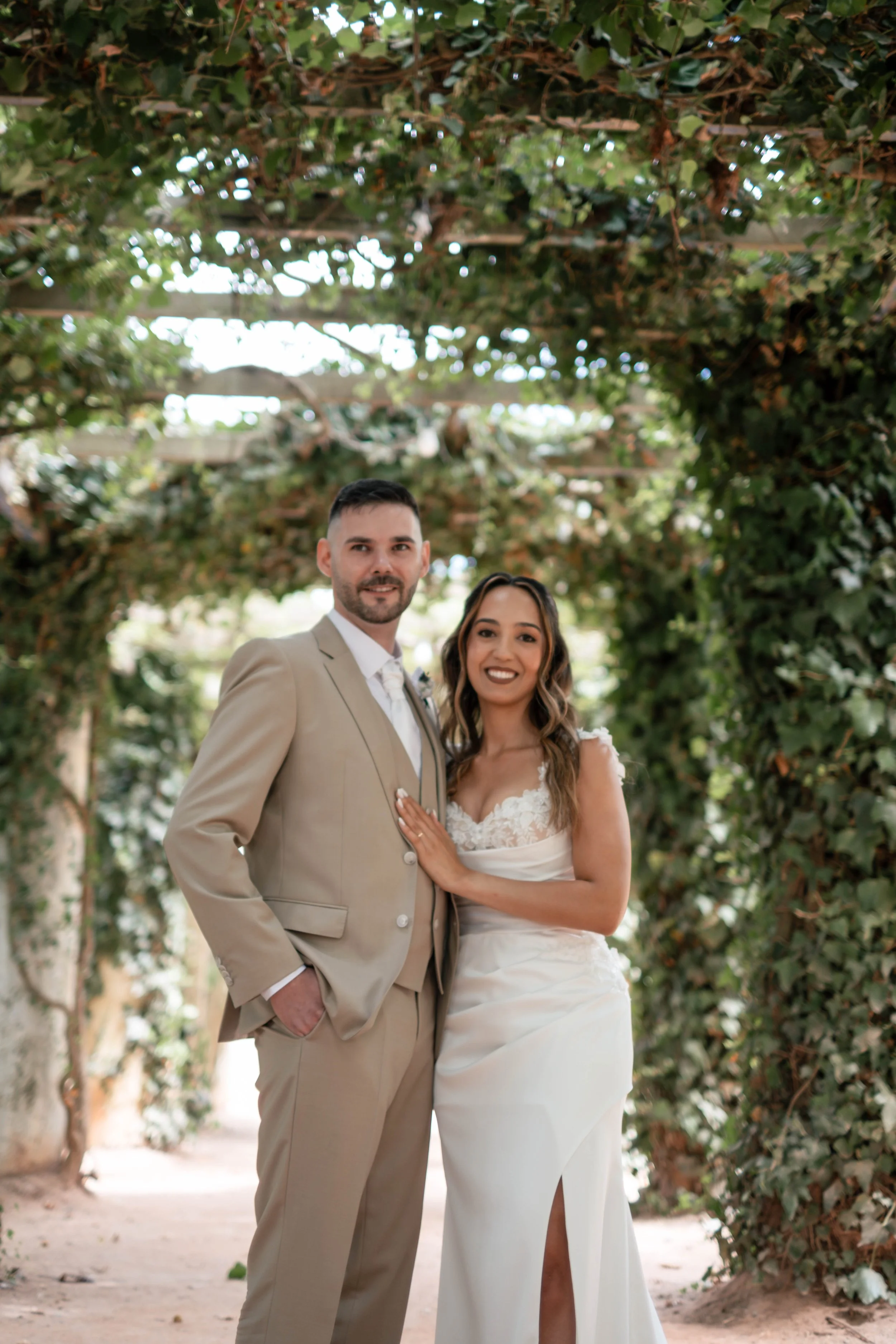 Noivos em retrato ao ar livre durante o dia do casamento