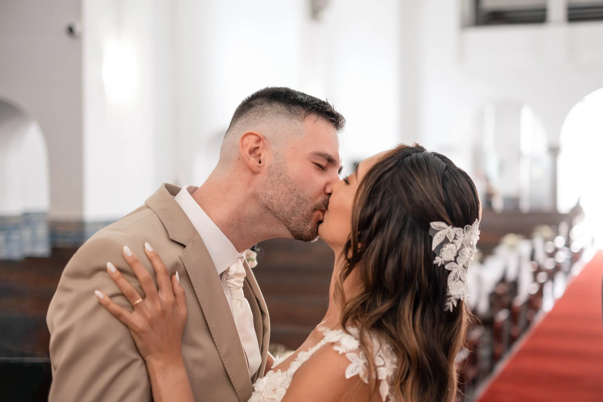Noivos a beijarem-se no interior da igreja após a cerimónia