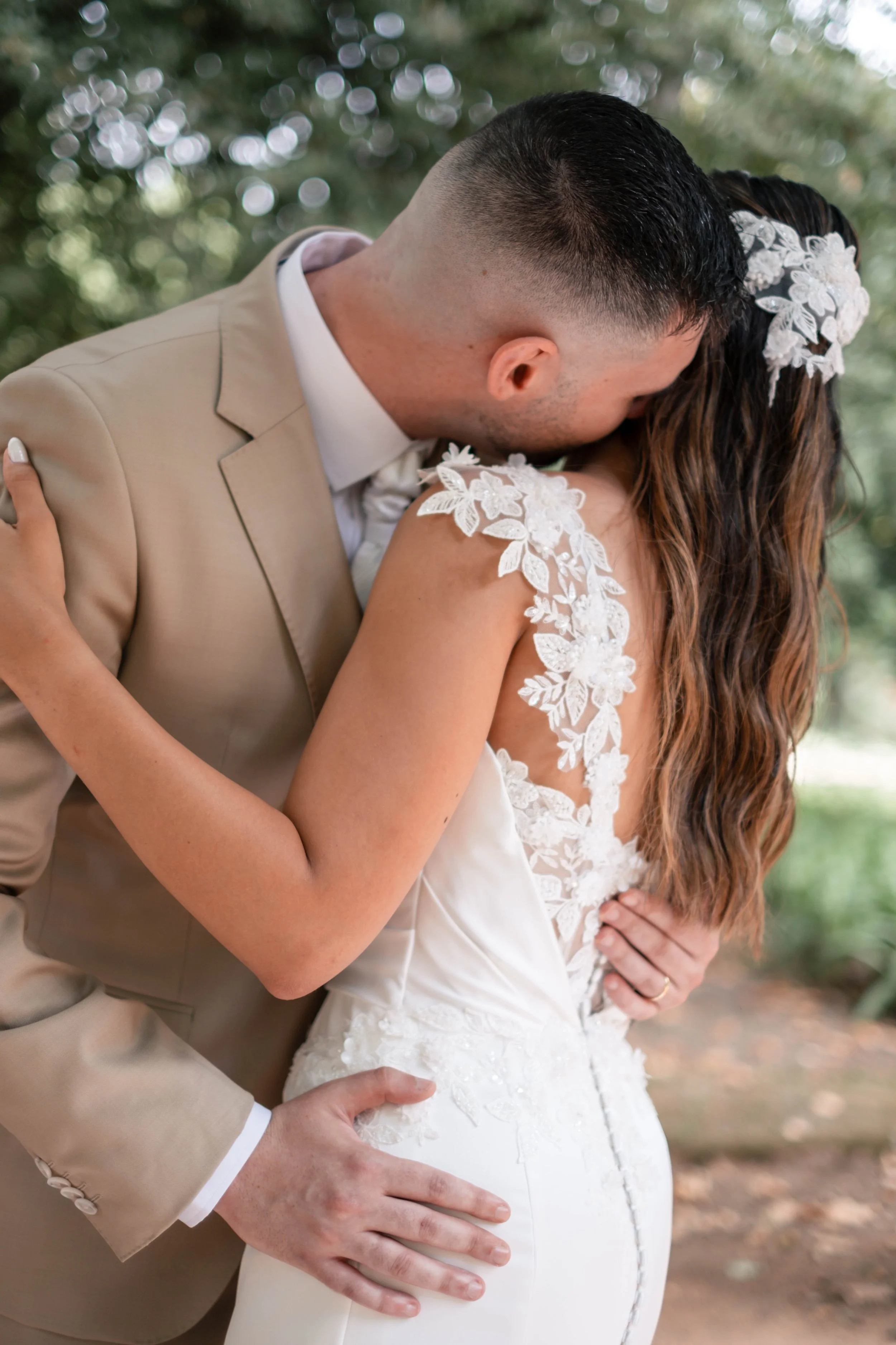 Noivo a beijar a noiva num momento íntimo e romântico