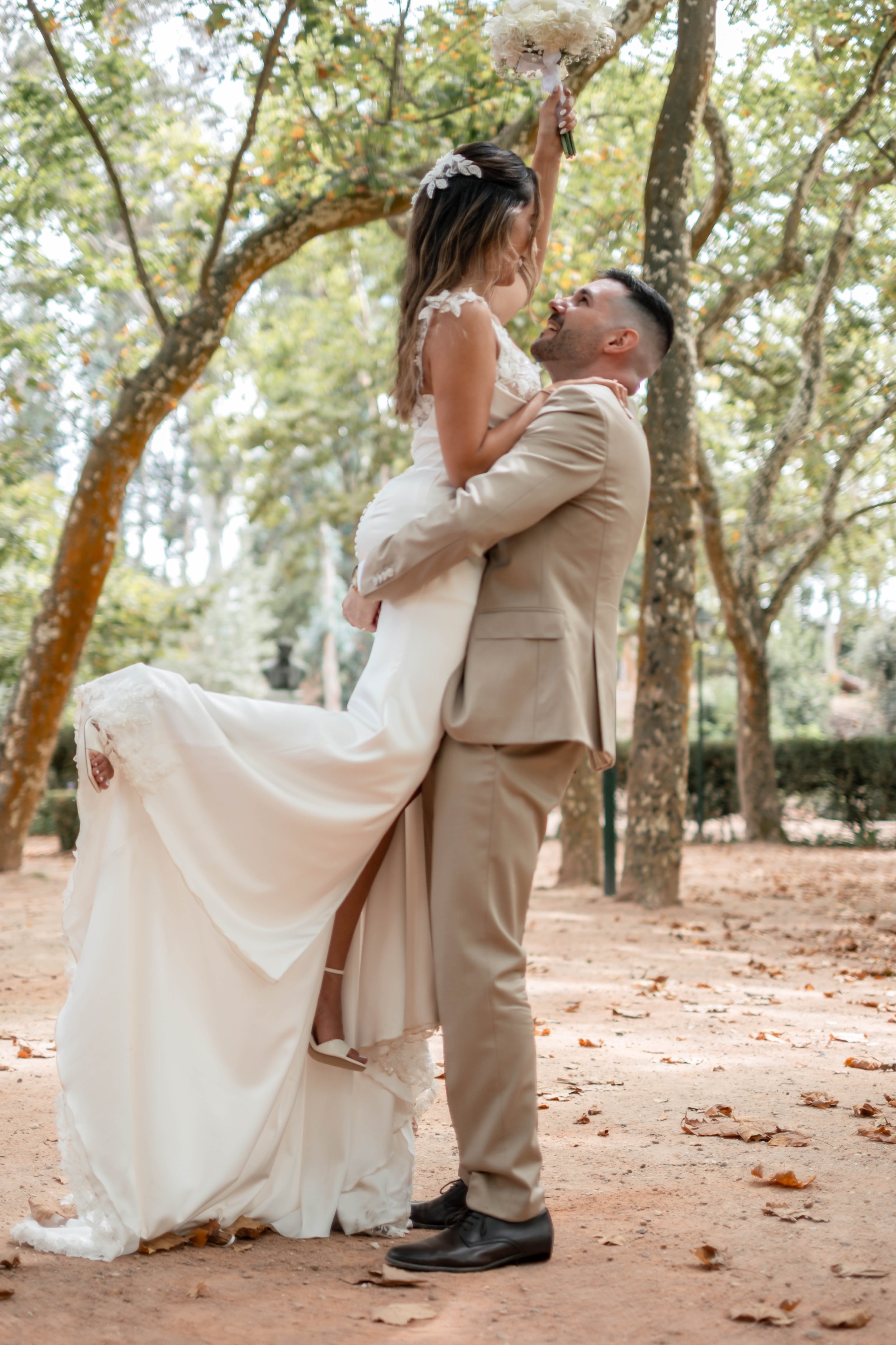 Noivo a levantar a noiva durante sessão de casal ao ar livre