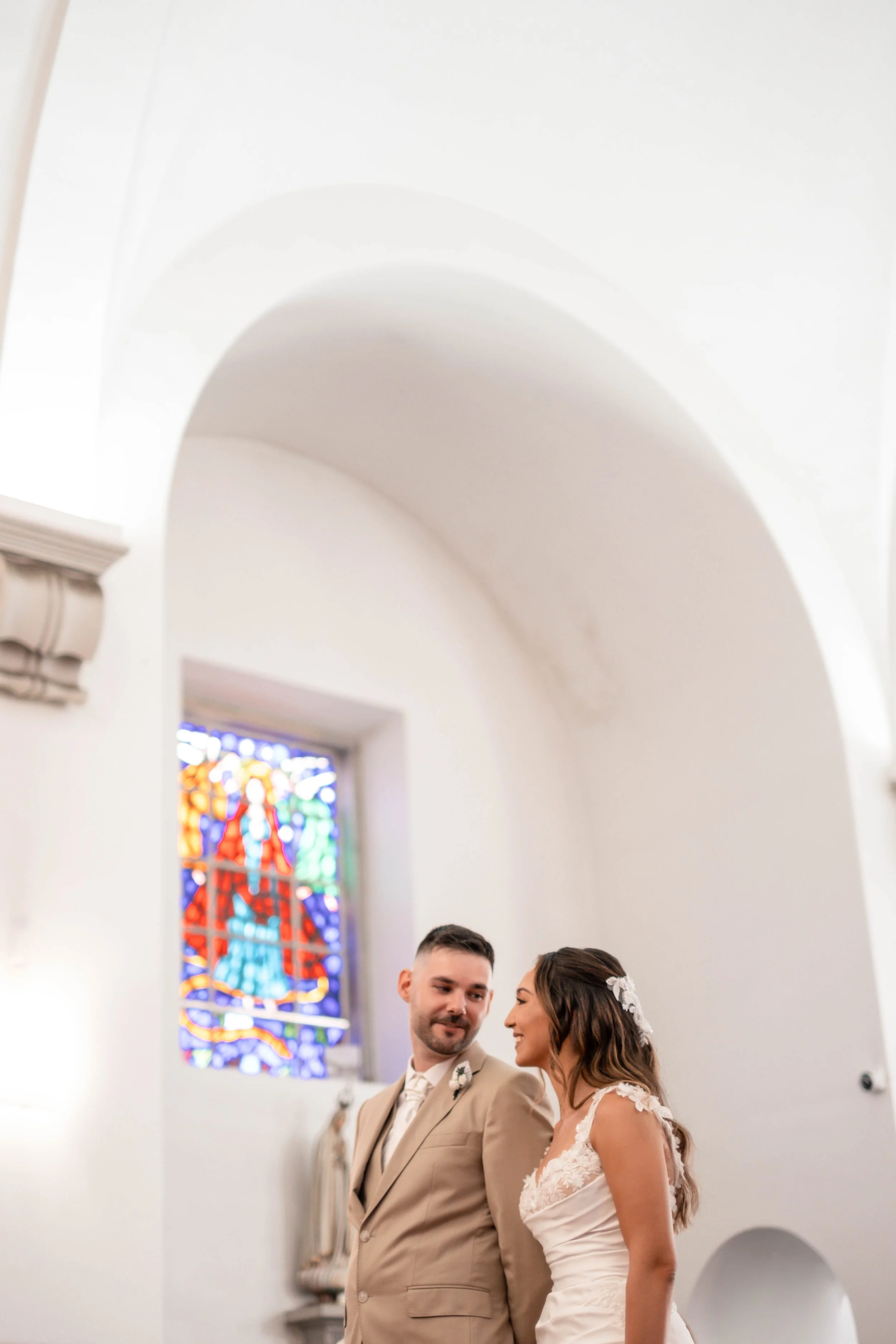 Noivos juntos dentro da igreja durante a cerimónia de casamento