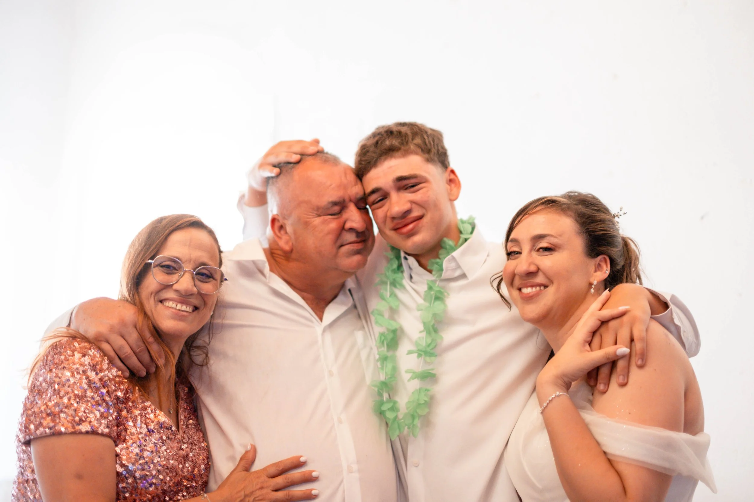 Noiva com familiares em momento descontraído durante a celebração do casamento
