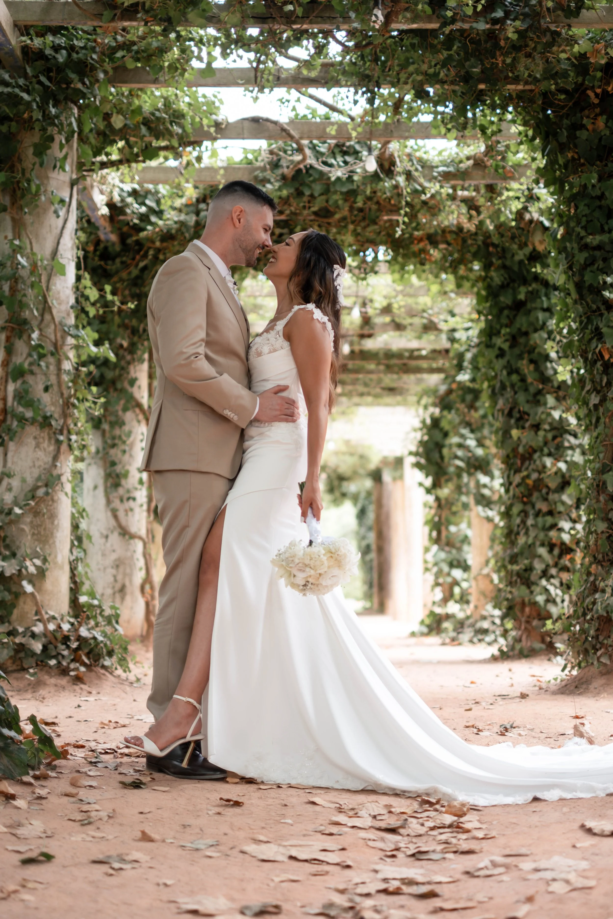 Noivos frente a frente em pose íntima durante sessão de casamento
