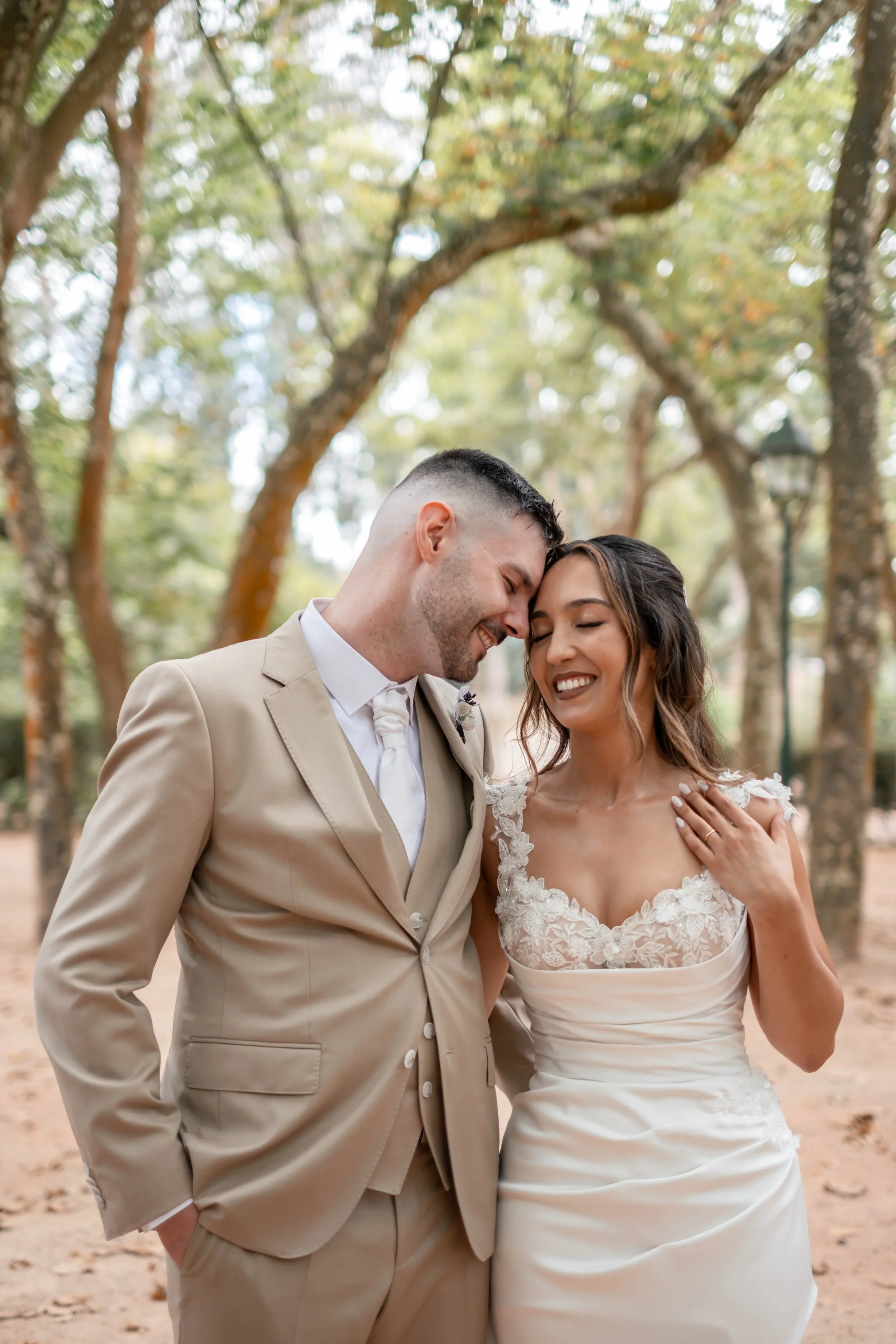 Noivos em momento descontraído e sorridente durante sessão de casal