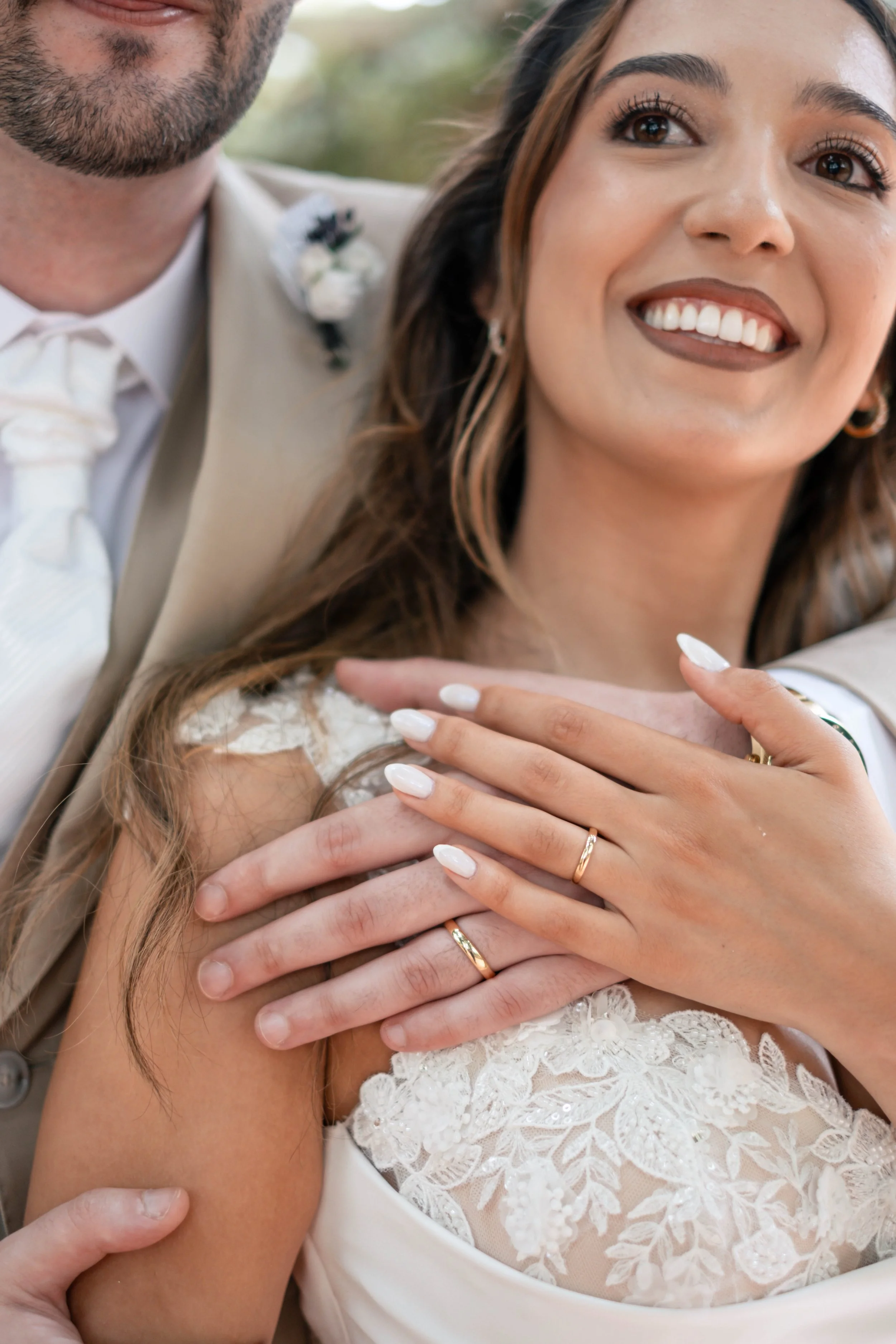 Noiva a sorrir enquanto mostra a aliança durante sessão de casamento