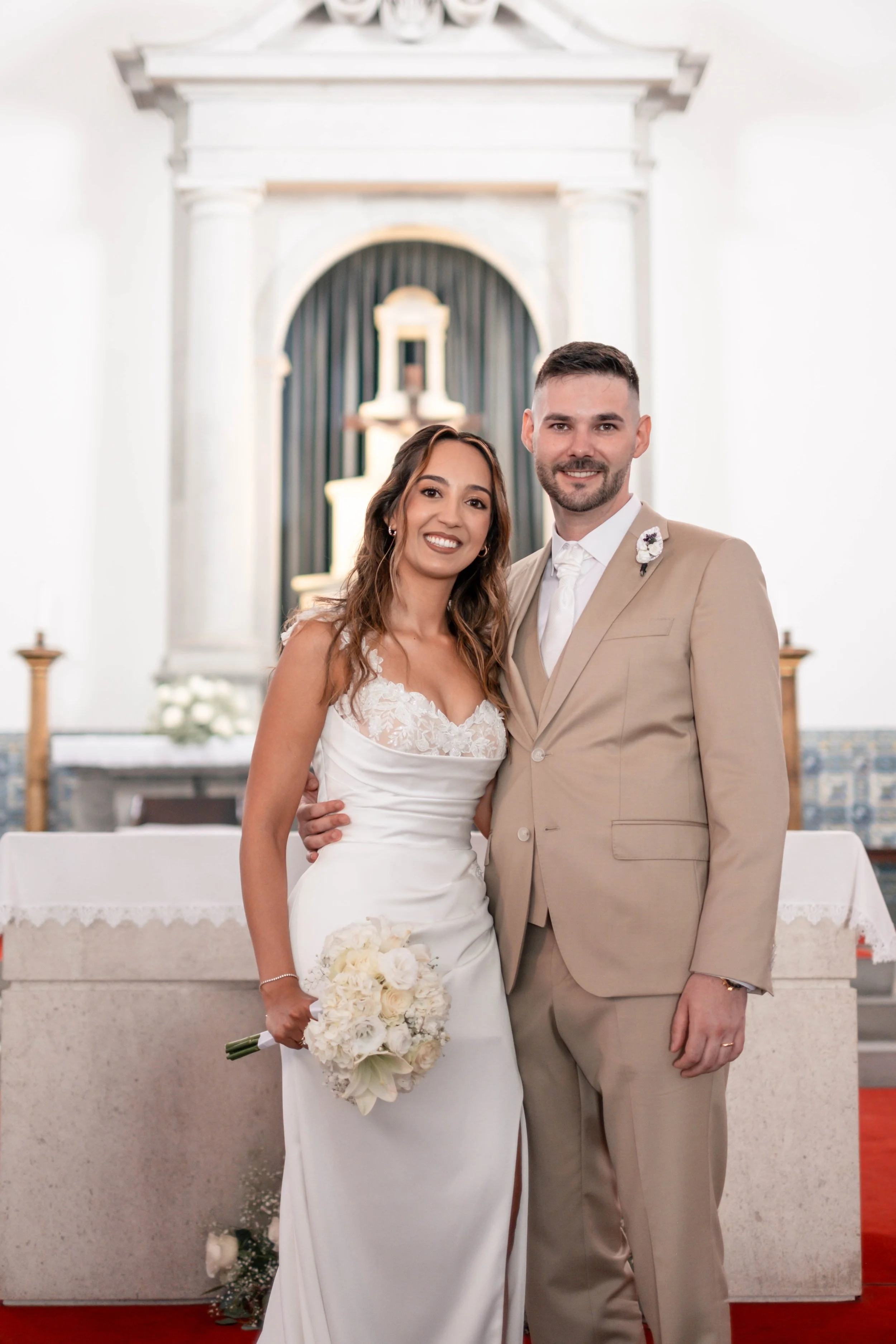 Noivos a posar juntos no altar da igreja durante o casamento