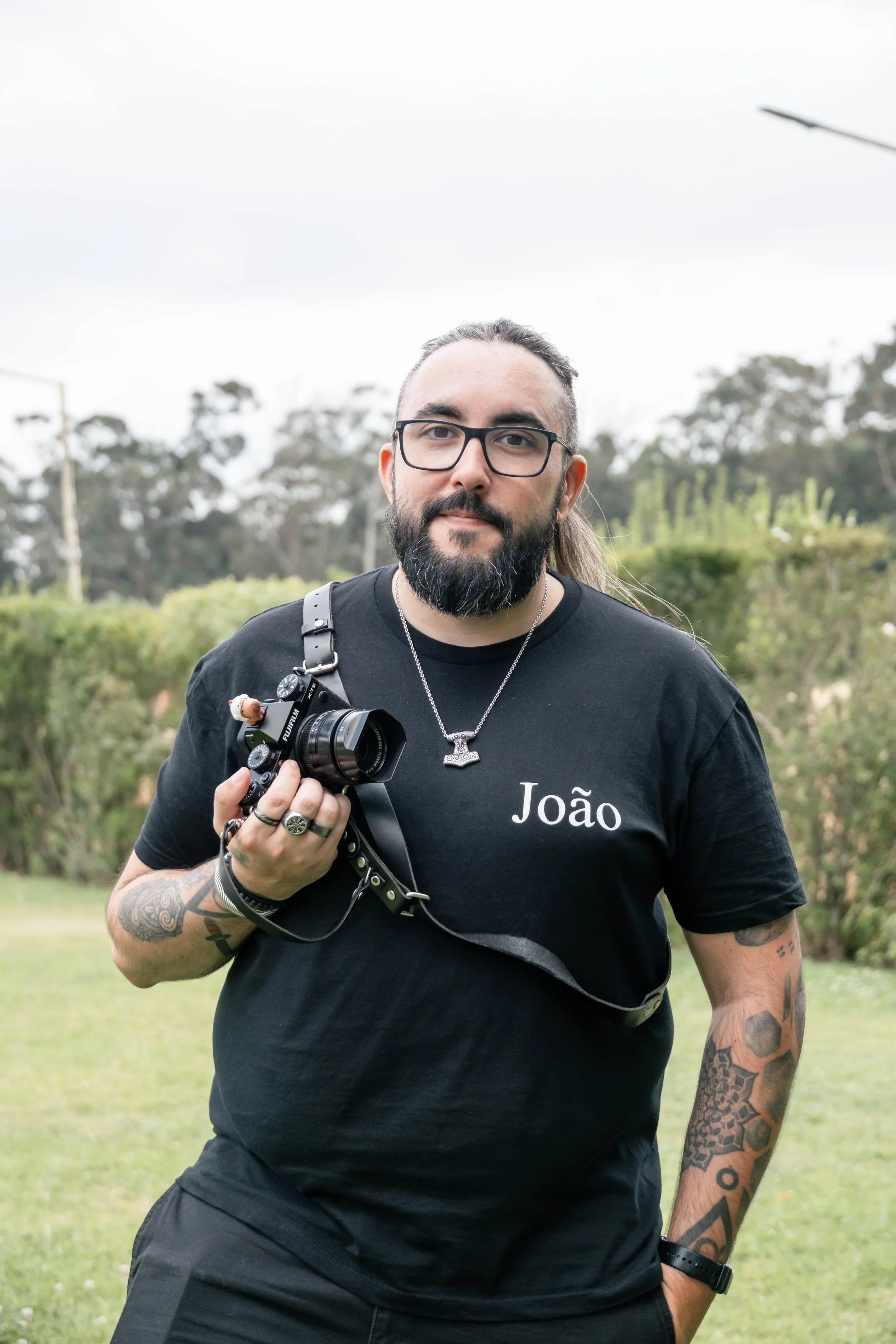 João, fotógrafo da Frutografia, com câmara fotográfica durante uma reportagem ao ar livre