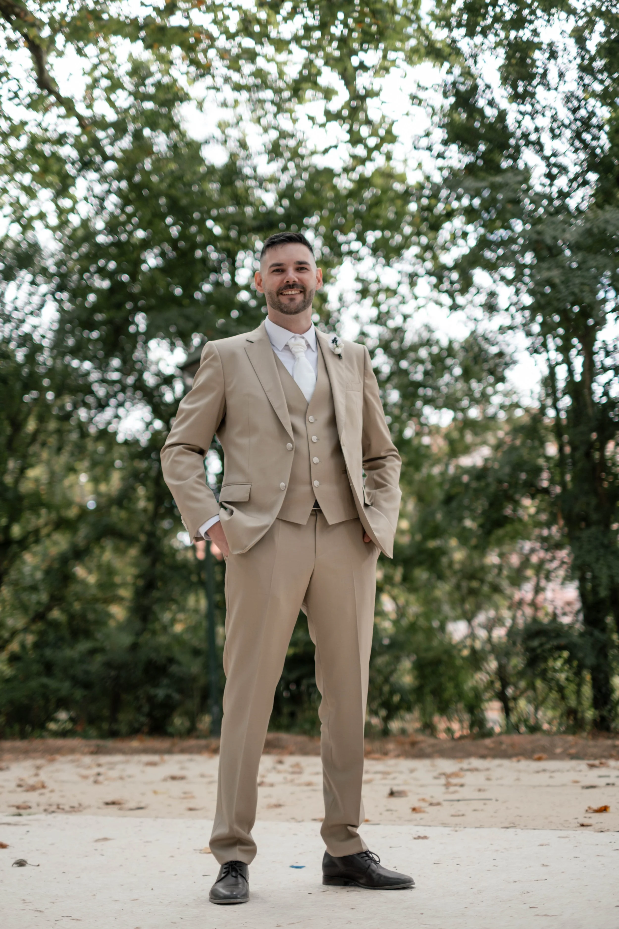 Noivo em retrato de corpo inteiro durante sessão de casamento ao ar livre