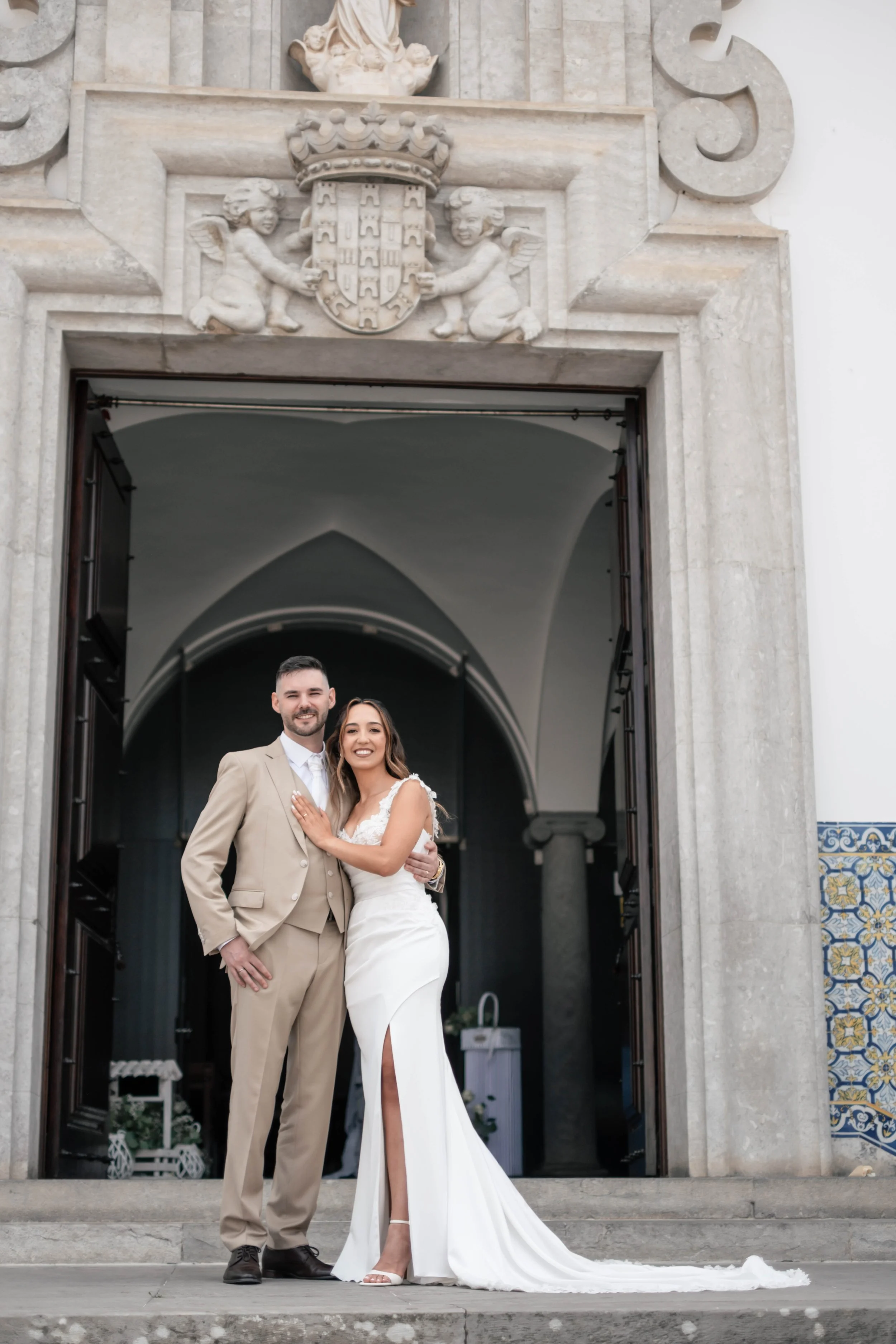 Noivos em pose à porta da igreja após a cerimónia