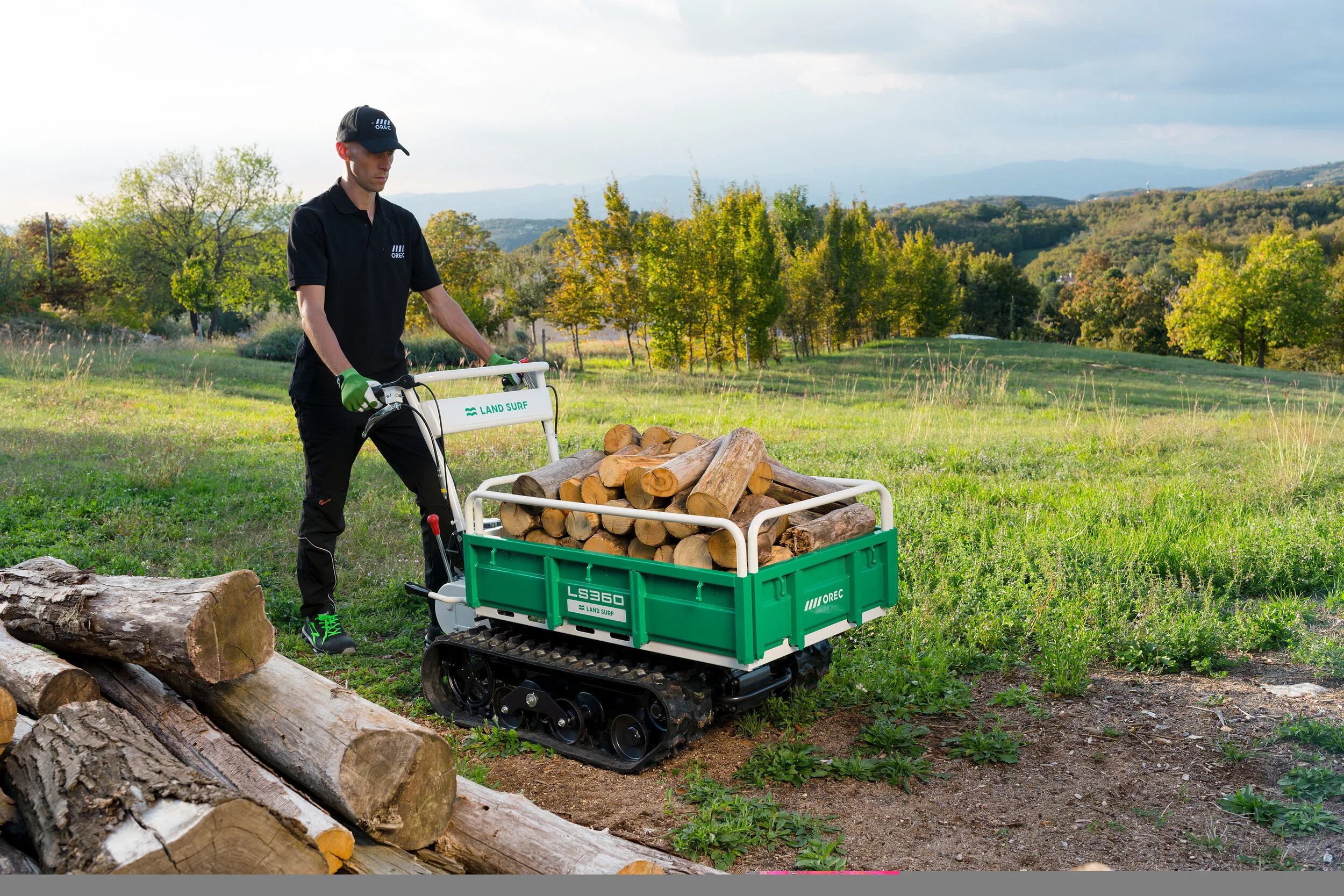 Transportador Orec LS360 con carga en terreno irregular