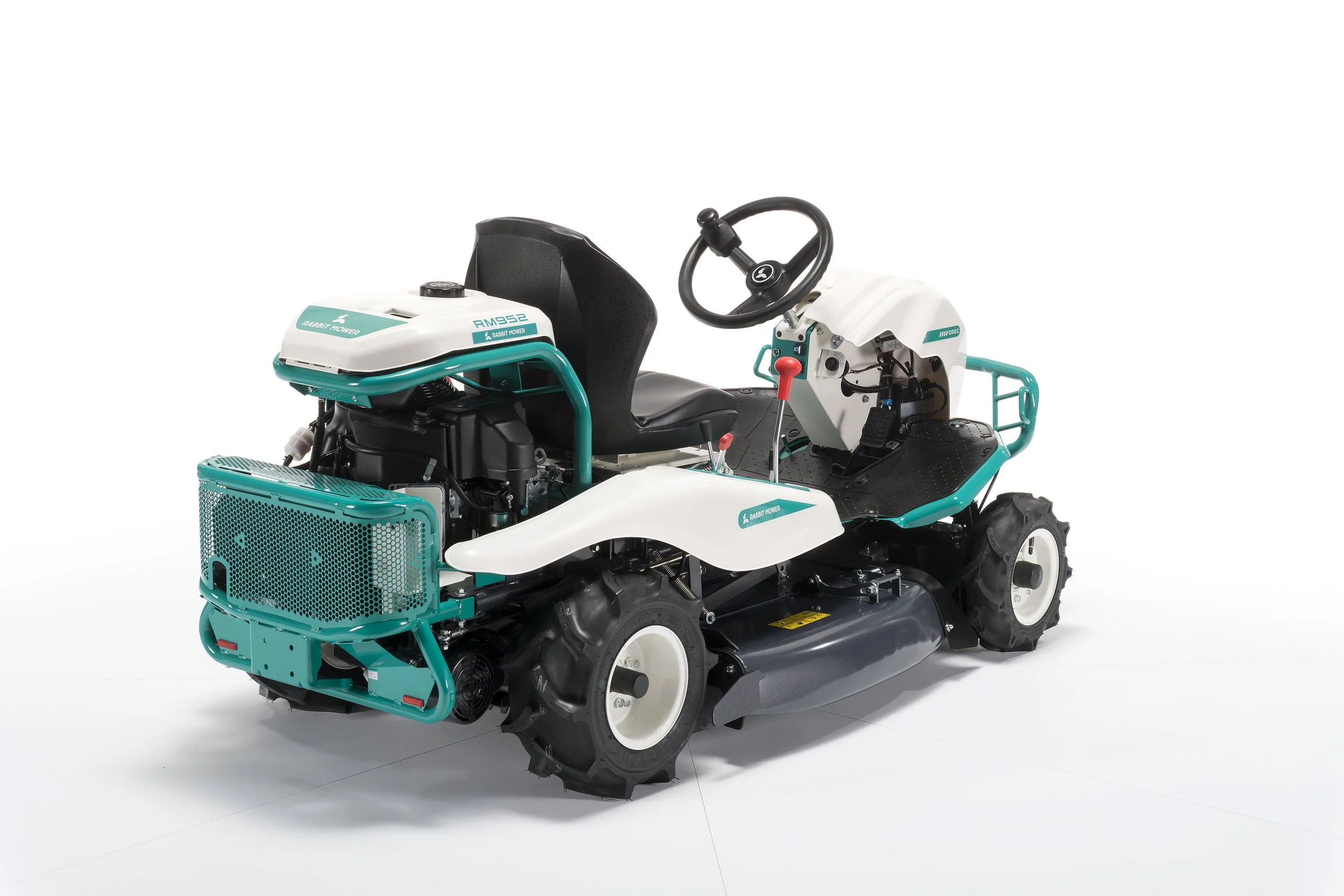 Tractor desbrozador OREC RM952 con transmisión hidrostática y rotor de cuchillas flotantes, ideal para hierba alta, maleza densa y terrenos difíciles