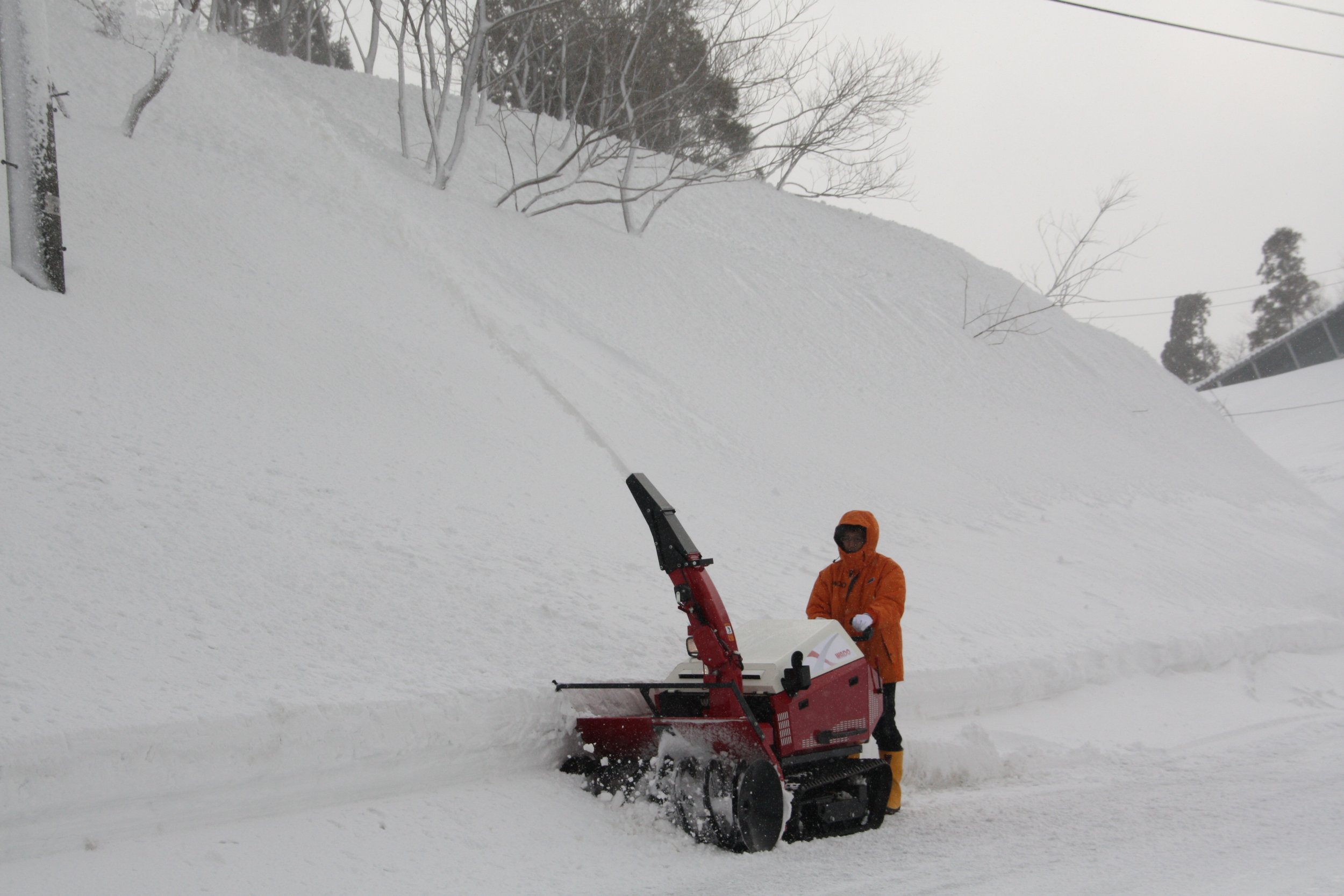 Quitanieves WADO profesional trabajando en la retirada de nieve en carreteras y grandes superficies durante condiciones invernales