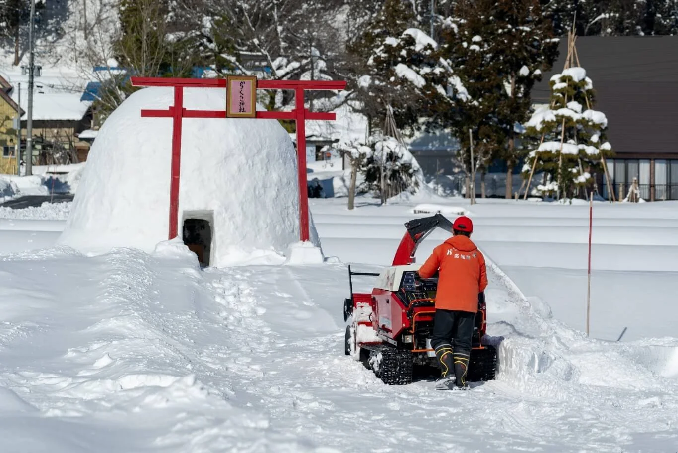 Máquina quitanieves WADO de fabricación japonesa eliminando nieve acumulada en accesos, aparcamientos y espacios públicos