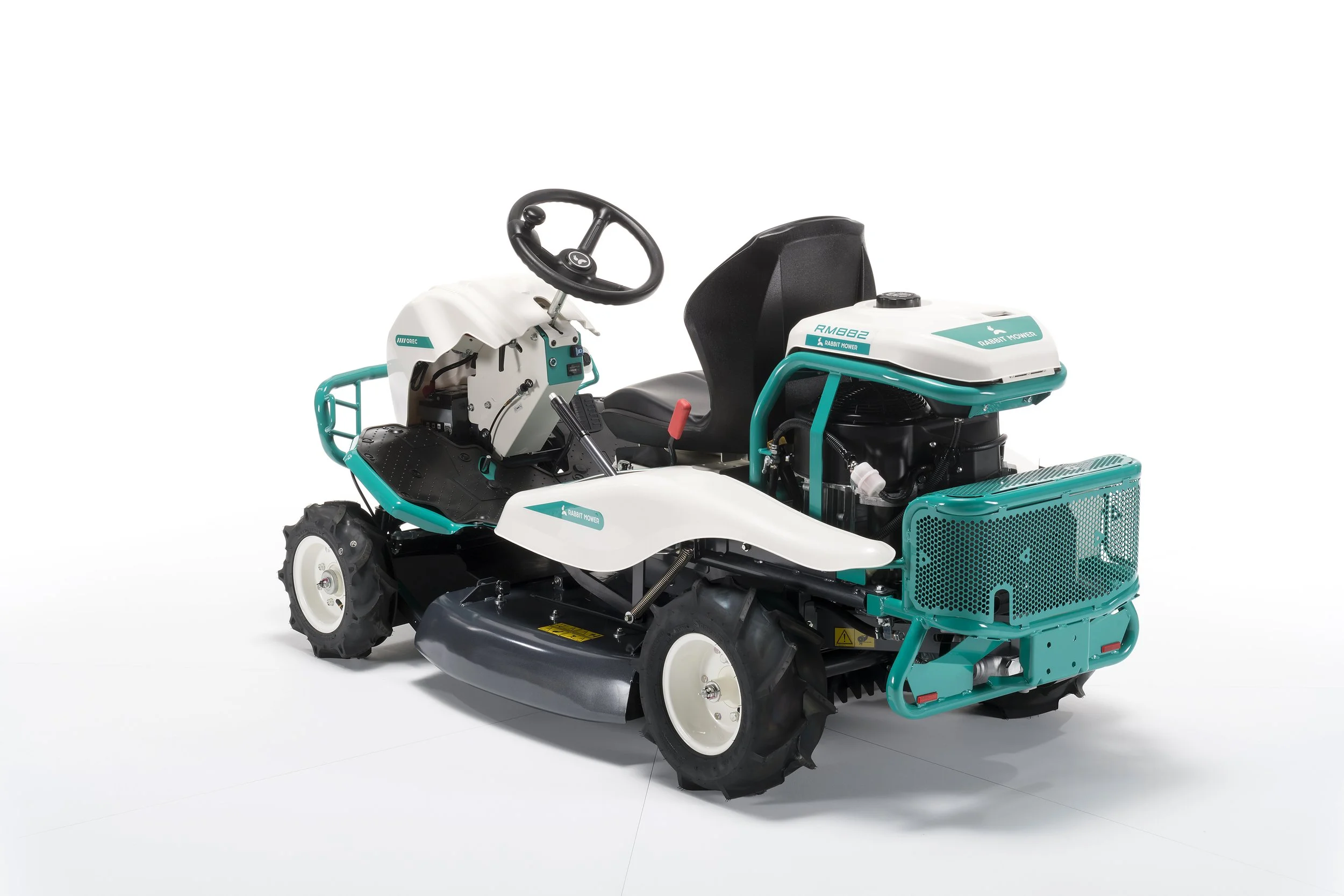 Tractor desbrozador OREC RM882 con transmisión hidrostática y rotor de cuchillas flotantes, ideal para hierba alta, maleza y terrenos difíciles