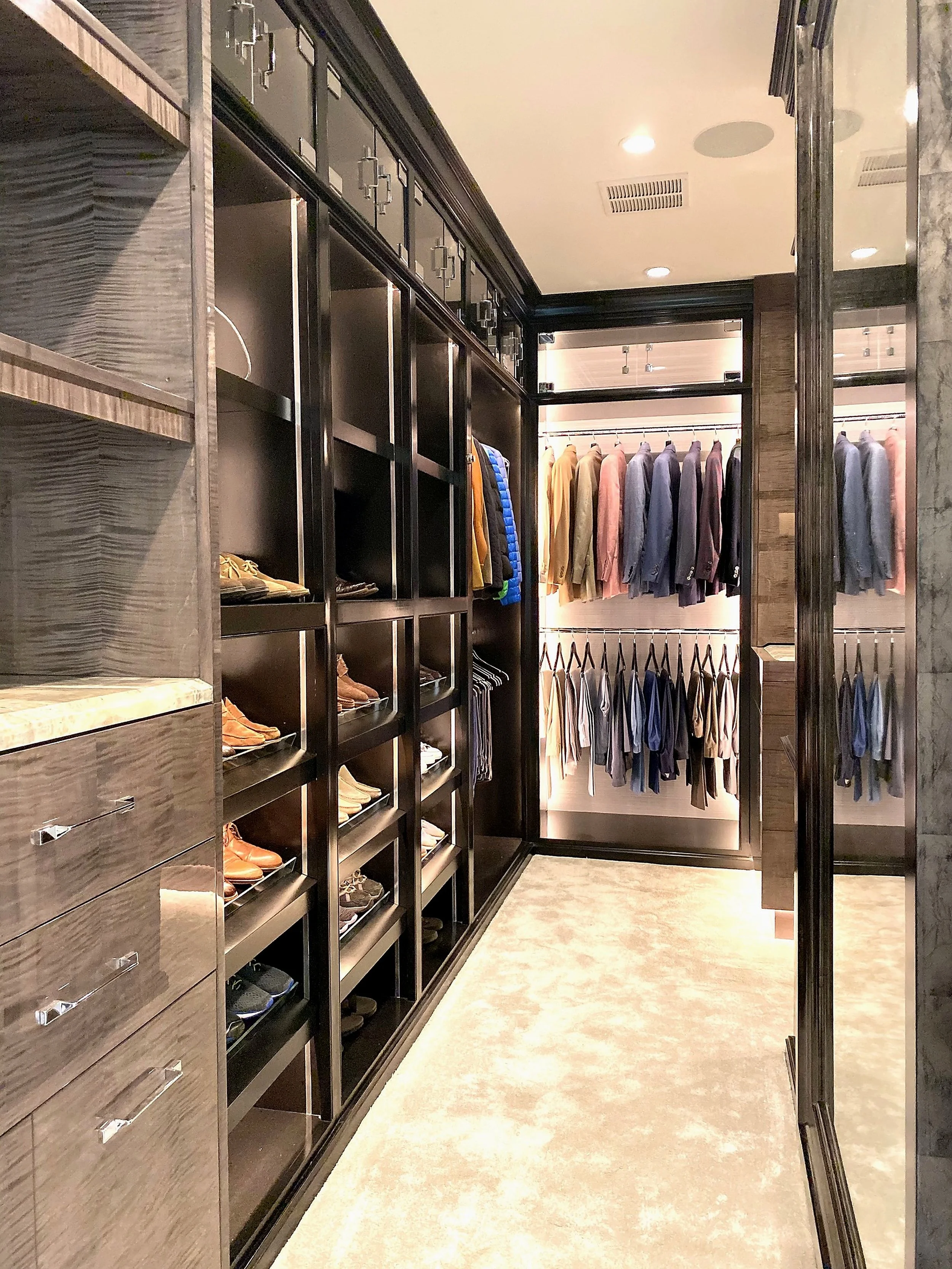 closet_photo_08_enhanced.jpg