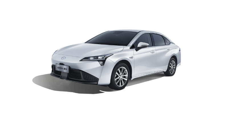 Auto GAC AION ES blanco con diseño moderno y faros delanteros ajustados.
