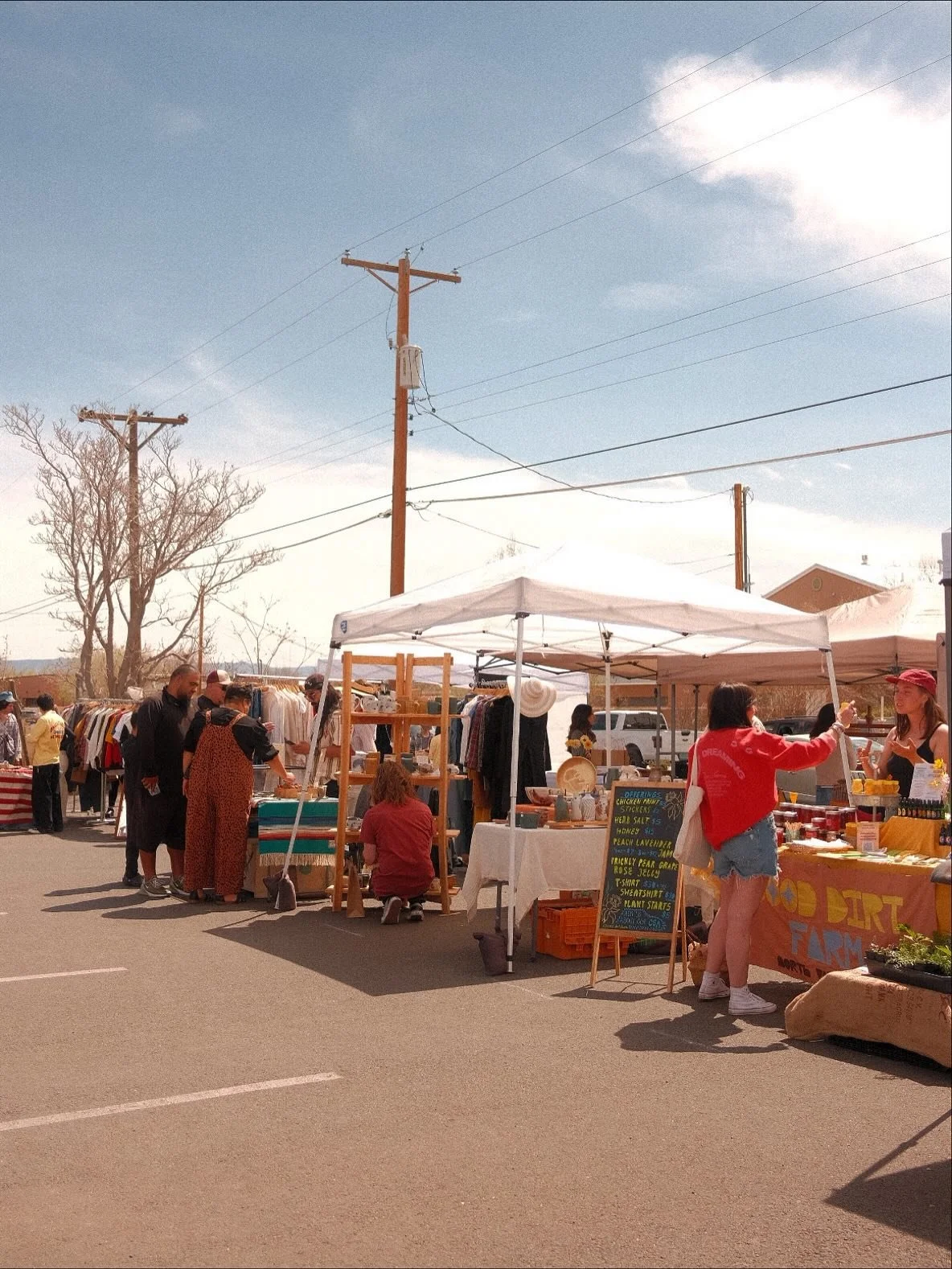 Join us TODAY for our FALL MERCADO!! 🎃 

3PM-7PM &mdash; LOCAL VENDORS, PIZZA, COFFEE &amp; MOCKTAILS, TREATS 

5PM &mdash; PET COSTUME CONTEST 

6:30PM &mdash; THE GREAT PUMPKIN, CHARLIE BROWN

Staying OPEN TILL 8PM!! 👻