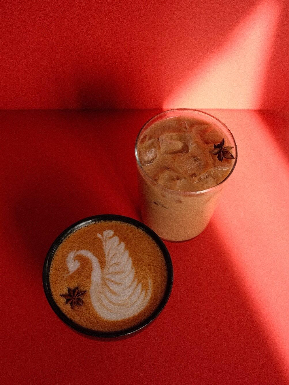 🌟 HOLIDAY MENU &lsquo;25 DROP 🌟

🎄ESTRELLA LATTE 
Back for its 2nd year; housemade Estrella syrup &mdash;Pi̇lonci̇llo (mexican sugar cane), anise, clove, cinnamon, espresso, choice of milk (hot/iced)

🎄THE CREST
Housemade Miso Caramel syrup (cont