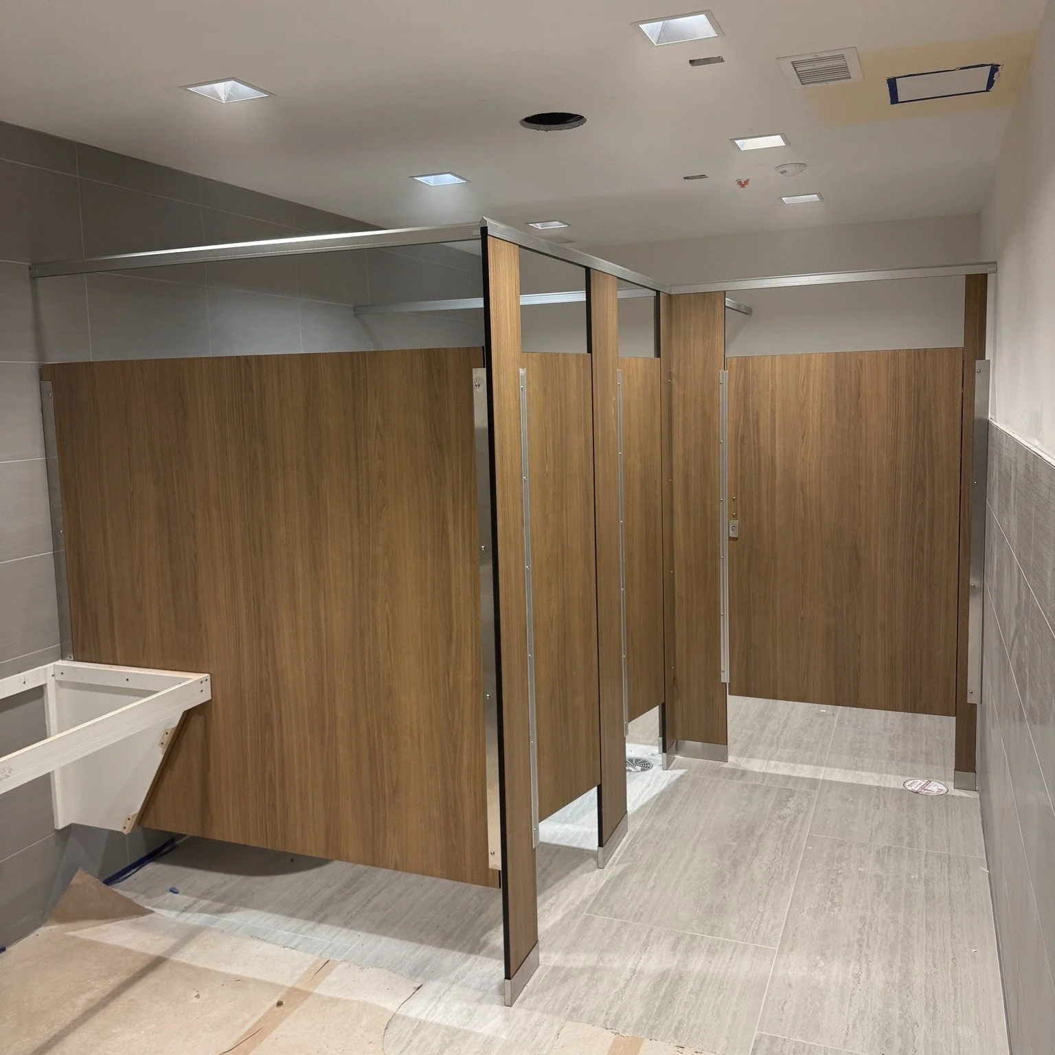 Installed some beautiful wood grain phenolic today from @asi.grp at @normandyremodeling  in Hinsdale Il. We also installed some accessories, grab bars and toilet paper dispensers. Reach out to us for all your bathroom partition needs! Link in bio. #t