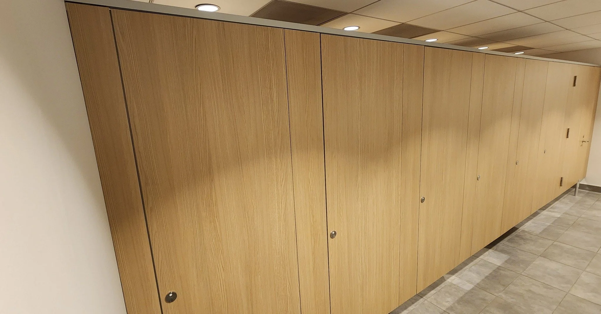 #throwback to 2023 525 W. Monroe downtown @chicago when we installed some amazing Privada partitons from @bobrickinc . This was a great job that went nice and smooth and turned out looking great! Contact us for all your partition needs! Link in bio. 