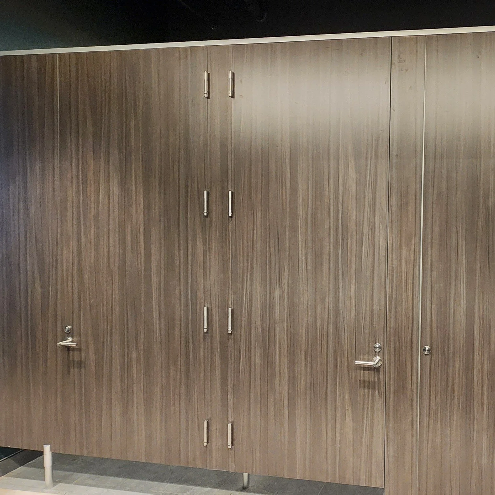 #throwback to 2023 at 320 green street downtown @chicago when we got to install two of our favorite systems, Privada by @bobrickinc and @thrislingtoncubicles with an added transom on top for optimum height and privacy. We later added a return transom