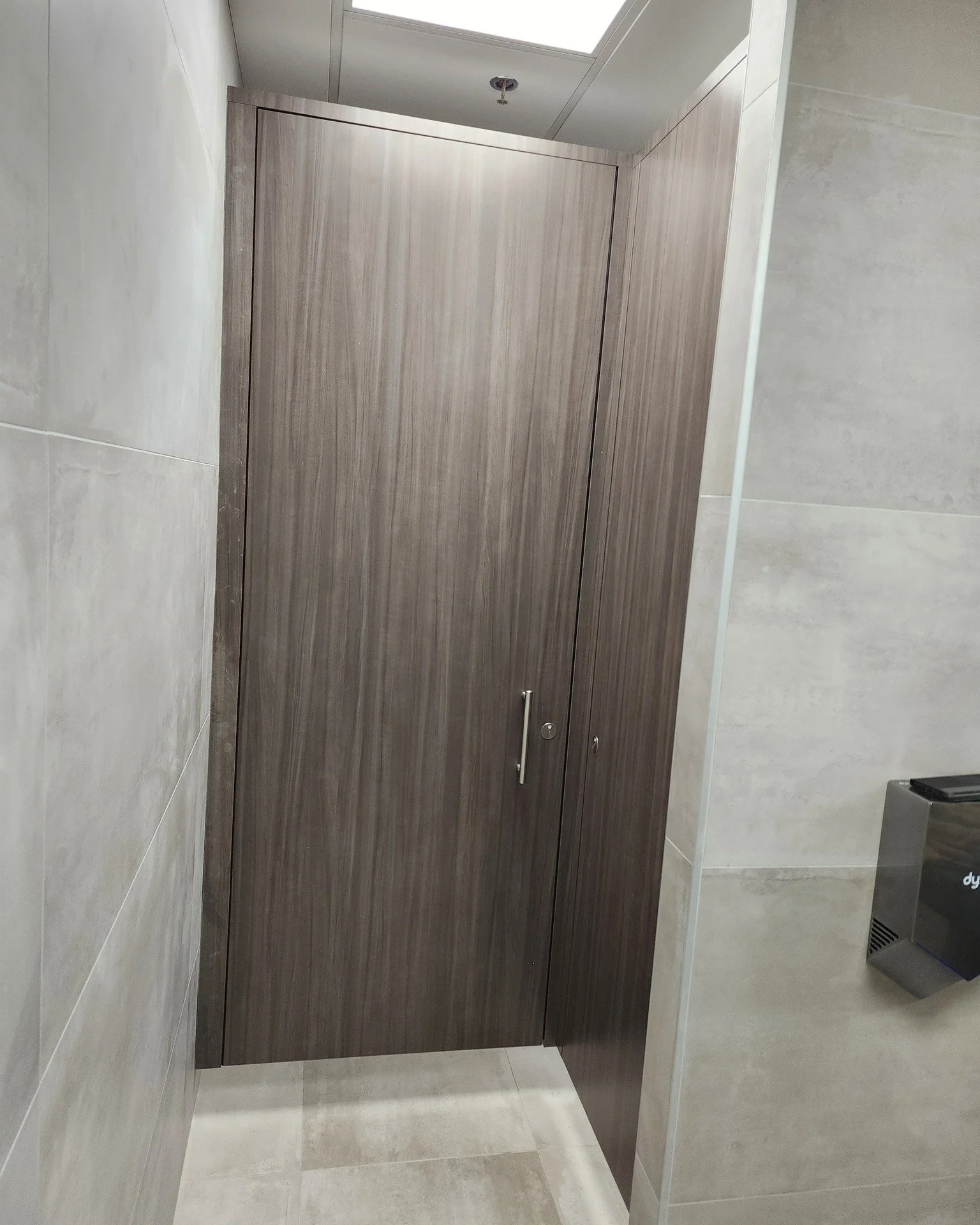 #throwback to 2022 when we installed some beautiful dark grain @thrislingtoncubicles for Aleksandra Nova Design when they were located in Itasca IL. Even in a compact efficiently sized bathroom these oversized high privacy partitions look and functio