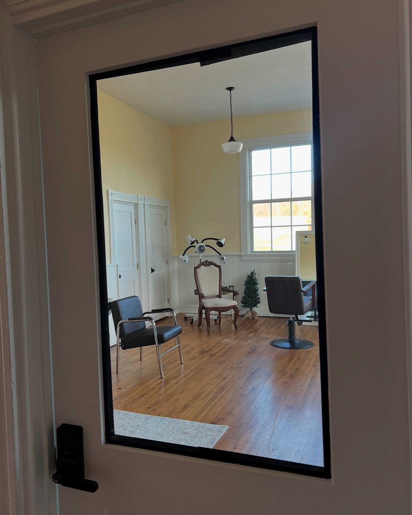 Sneak peek at our first renovated classroom! Here, we&rsquo;re welcoming @svbsalon to the second floor of the Schoolhouse, opening December 9 by appointment 💇&zwj;♀️💇&zwj;♂️

These pictures are merely a glimpse at the before, during, and after that