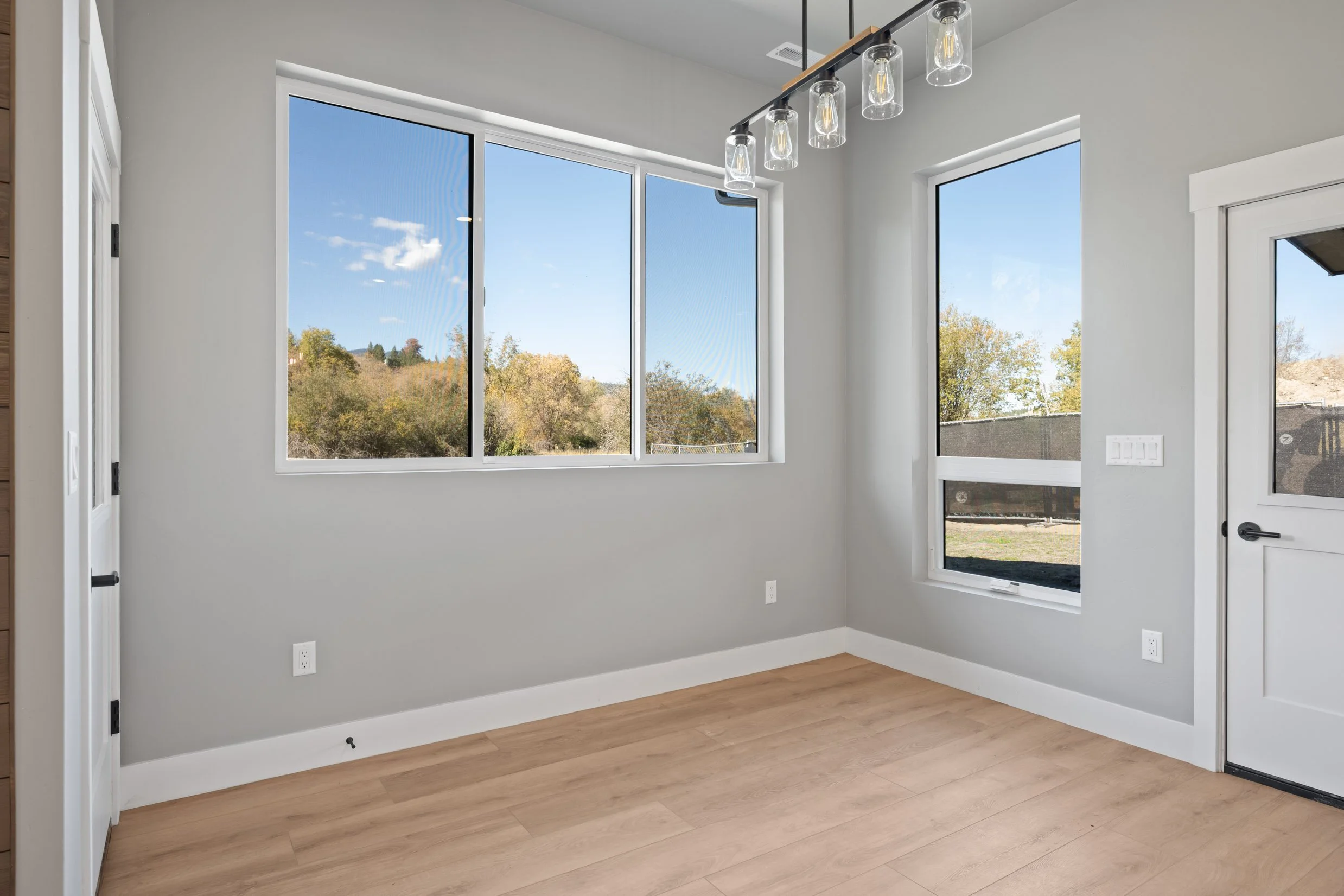 9 EXTRA - dining area with window views (IMG_3896).jpg