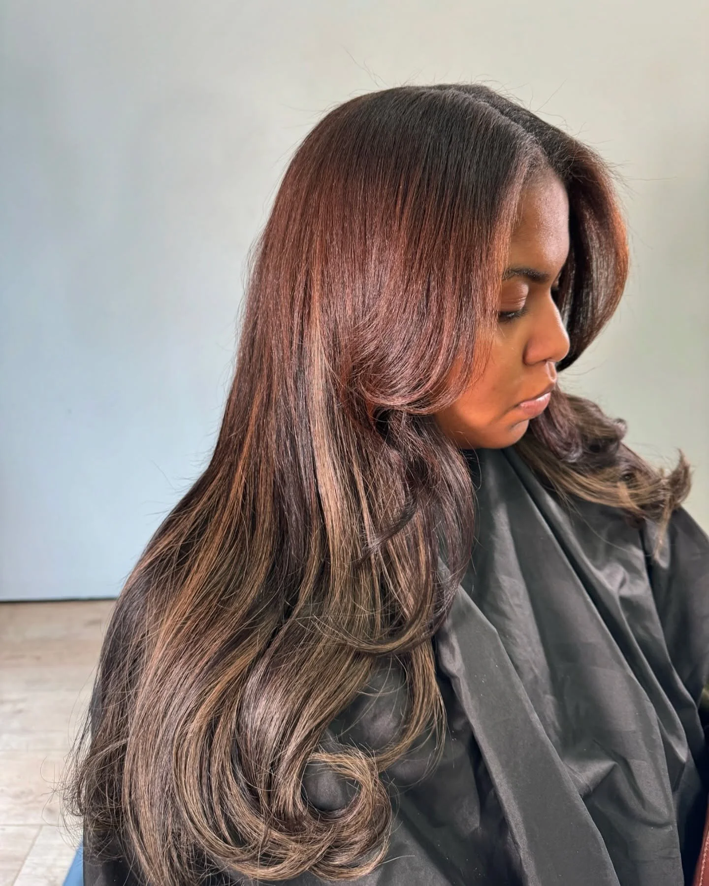 Tape In Experience + Faux Highlight😍😍 She&rsquo;s wearing 18&rdquo; tapes from @lexuryexperience 
So seamless we added NO COLOR to her natural hair

Interested in a lil length or volume? Want natural extensions with versatility but hate tension? Ta