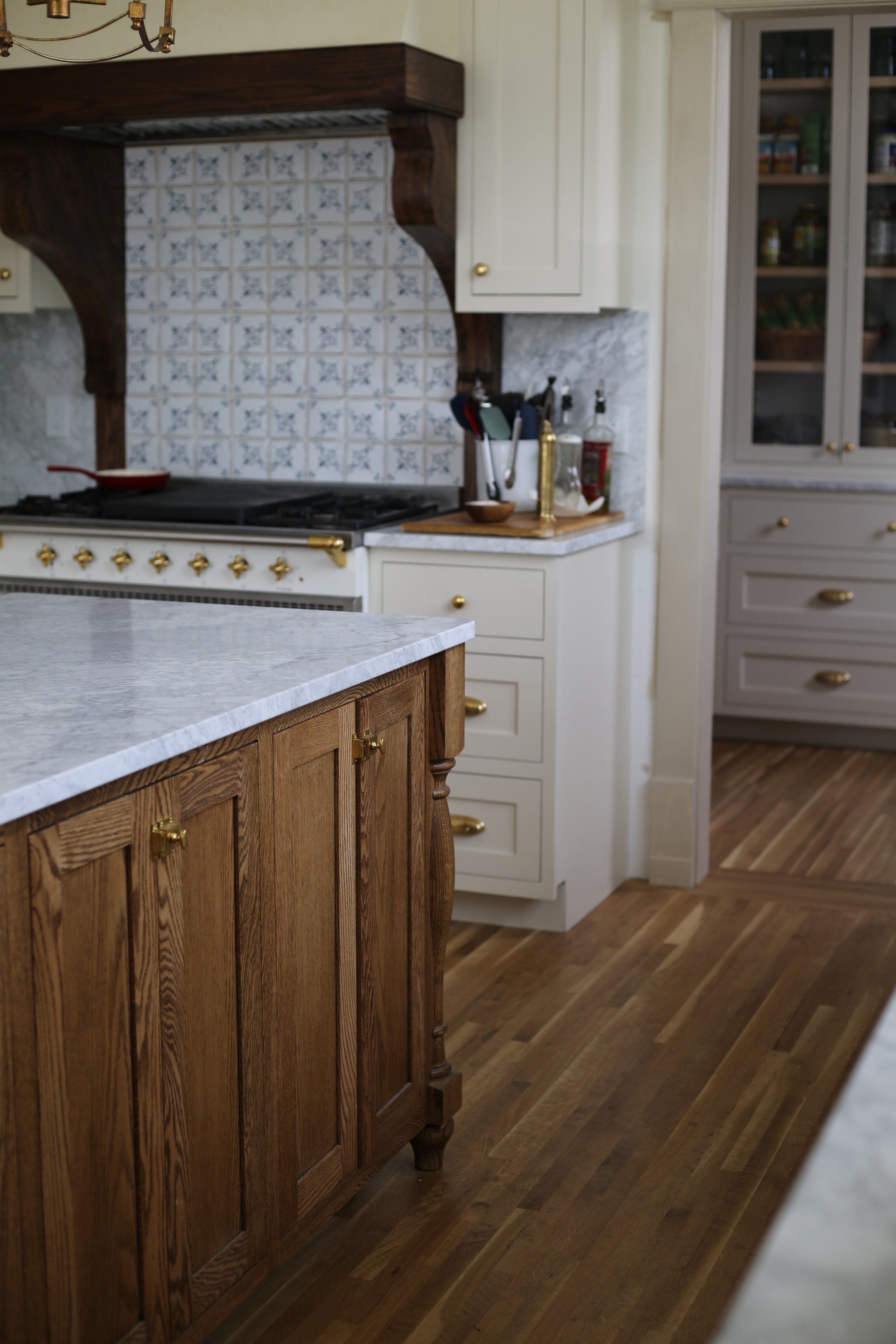 Shaker kitchen red oak island turned architectural legs - mottled plaster lime finish tadelakt Palouse Plaster and Craft