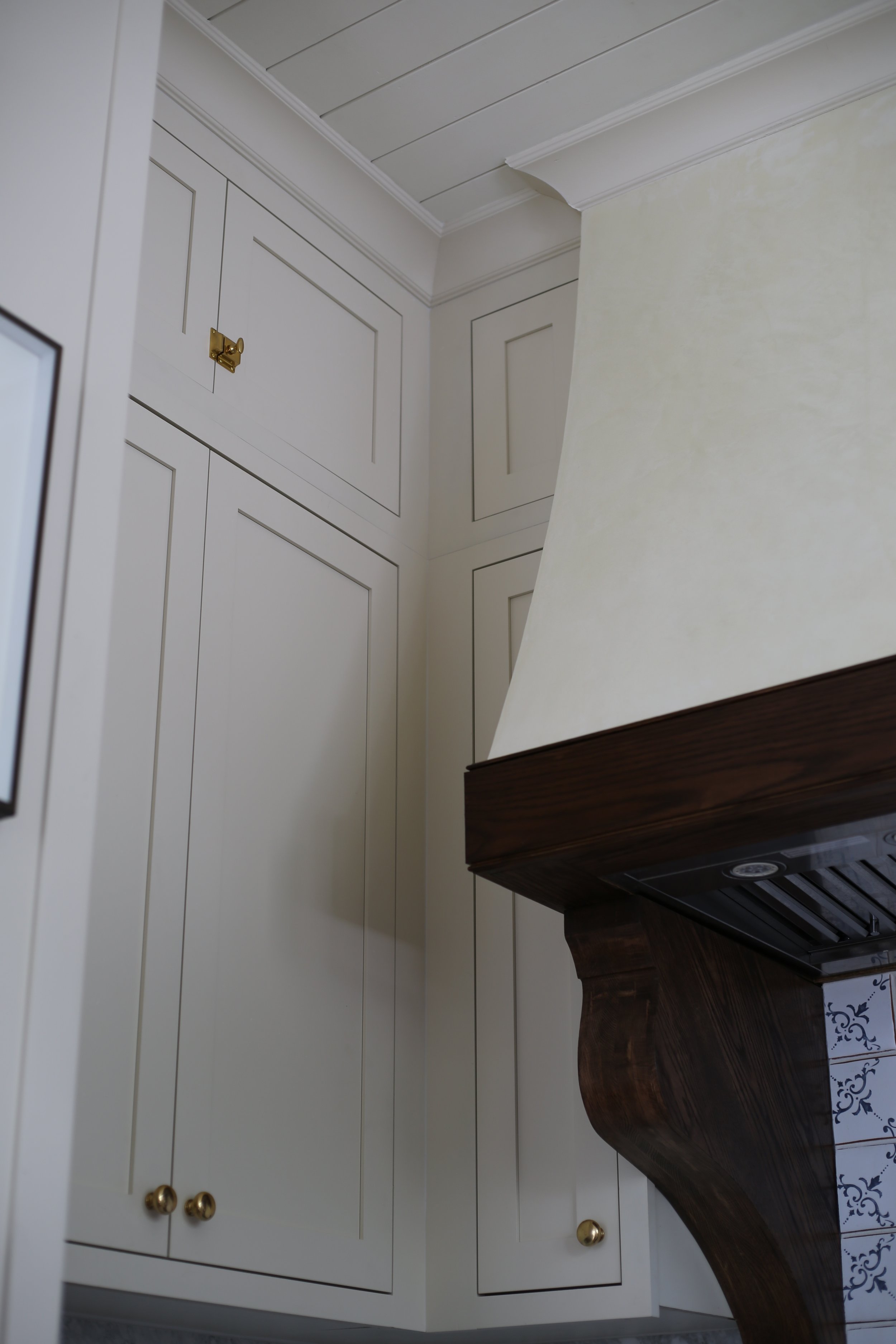 Stained red oak hood-vent range - mottled plaster lime finish tadelakt Palouse Plaster and Craft
