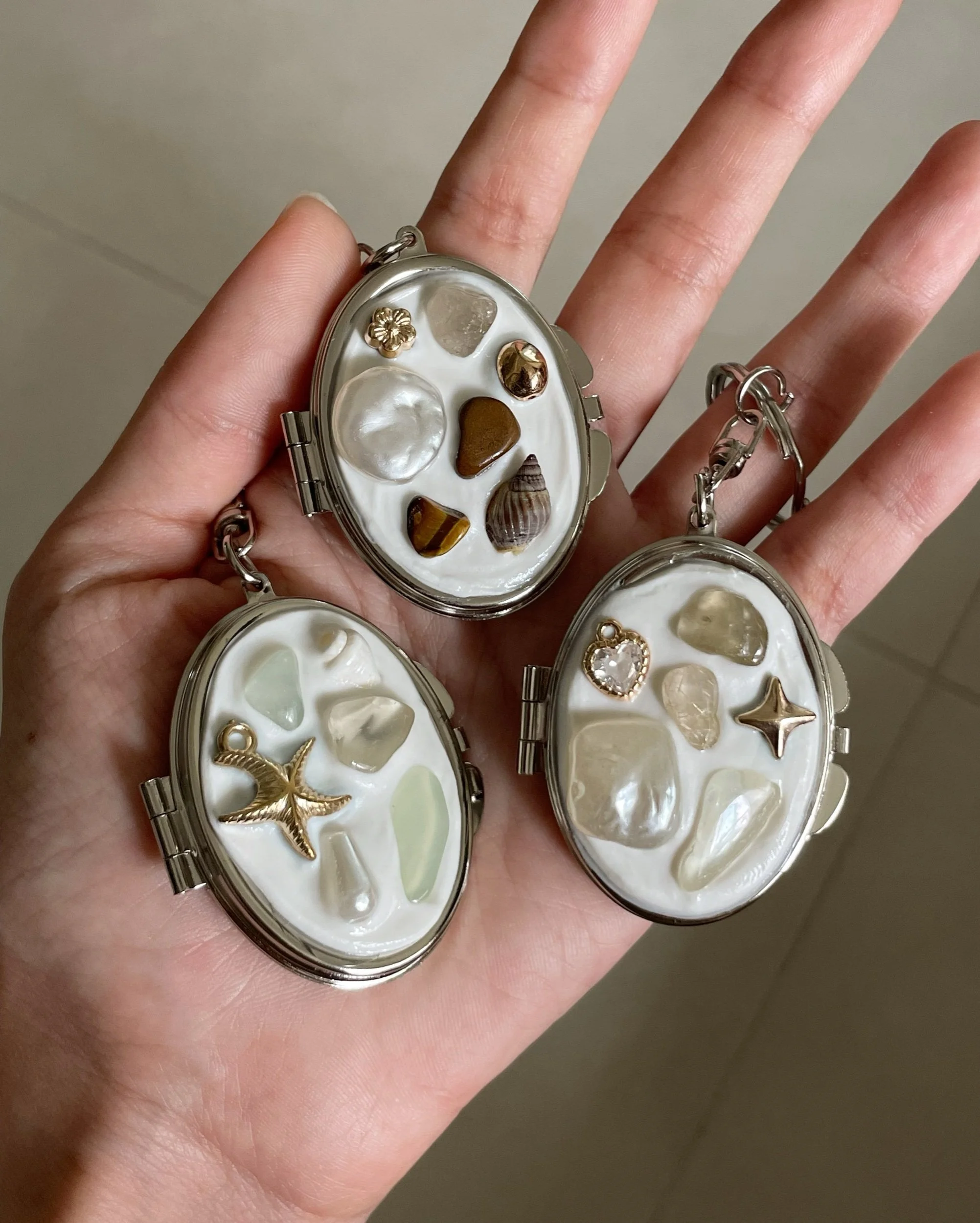 (instock and preorder) the trinket mirror keycharm