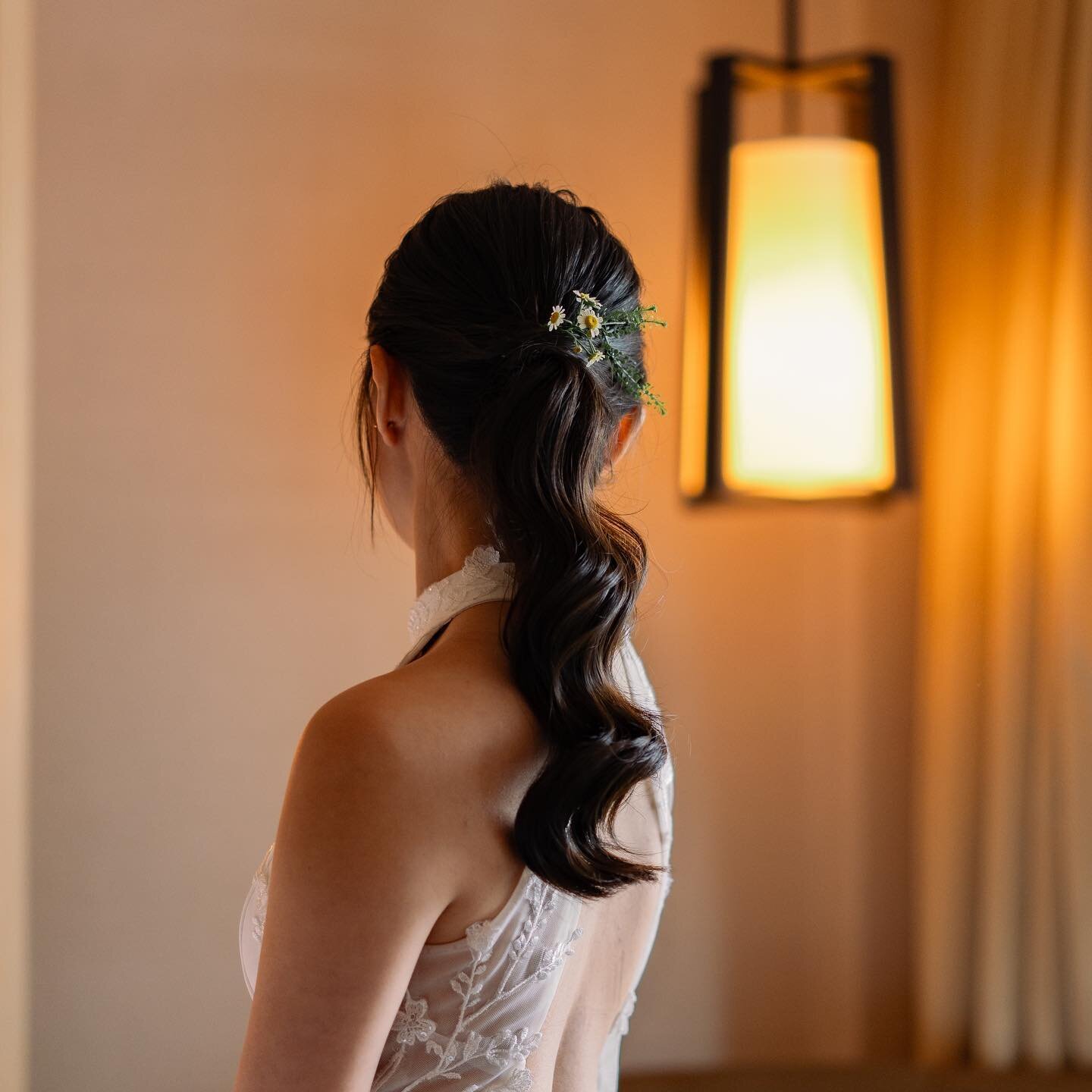 Hollywood waves ponytail; Textured version!

Really appreciate these detail shots from @thecurious.kind which are so beautiful and artistic ✨❤️

And the sweetest bride to work with, @anglyn_ ❤️