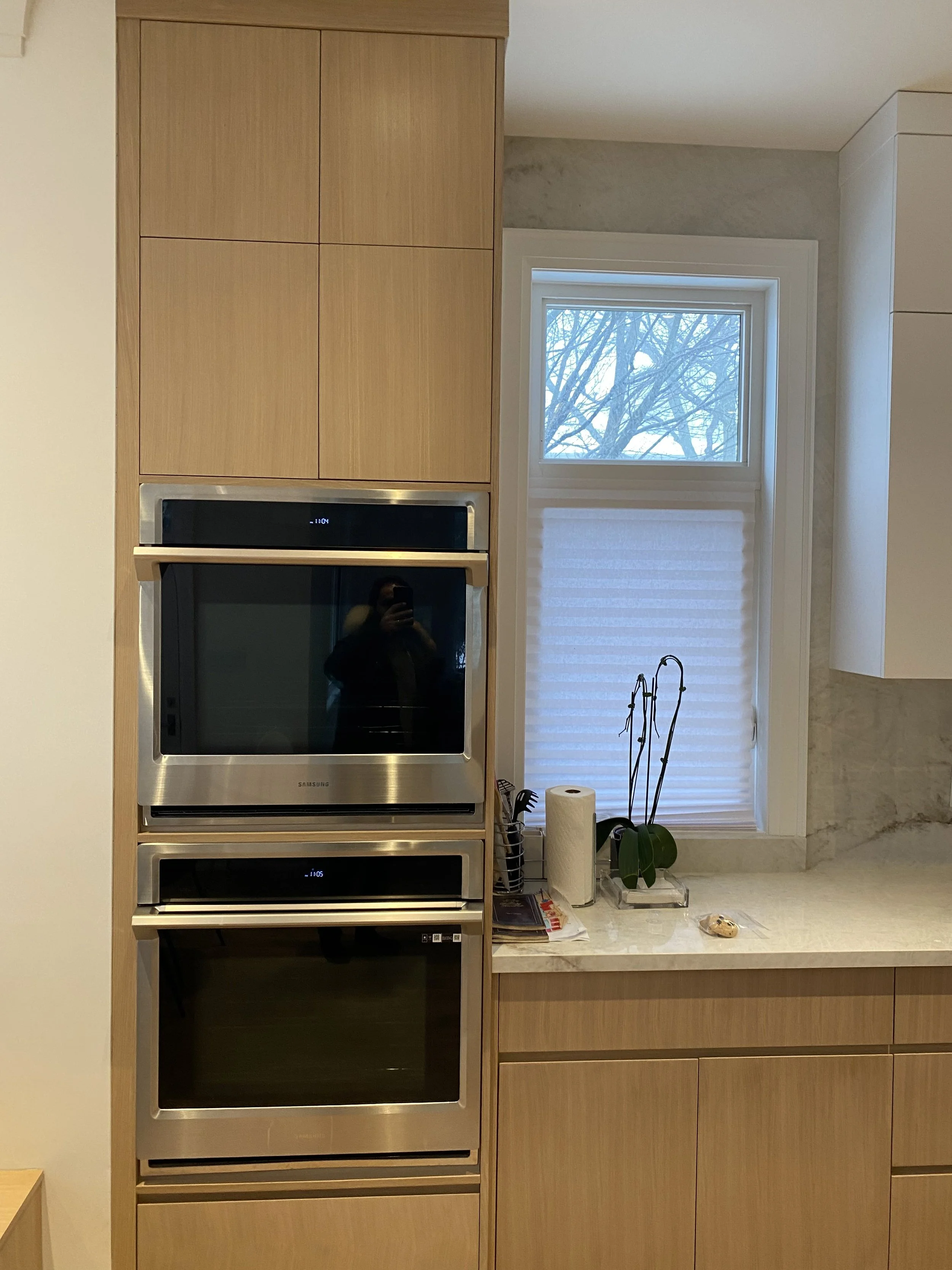 Modern rift-cut white oak kitchen with handleless cabinetry