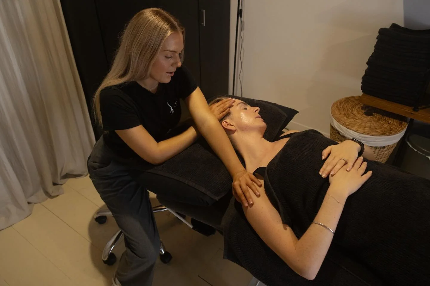 Stiff neck? 
Hands-on osteopathic treatment can help release tension and get you moving again 💆🏼&zwj;♀️✨

#osteopathy #neckpain #neckpainrelief #headaches