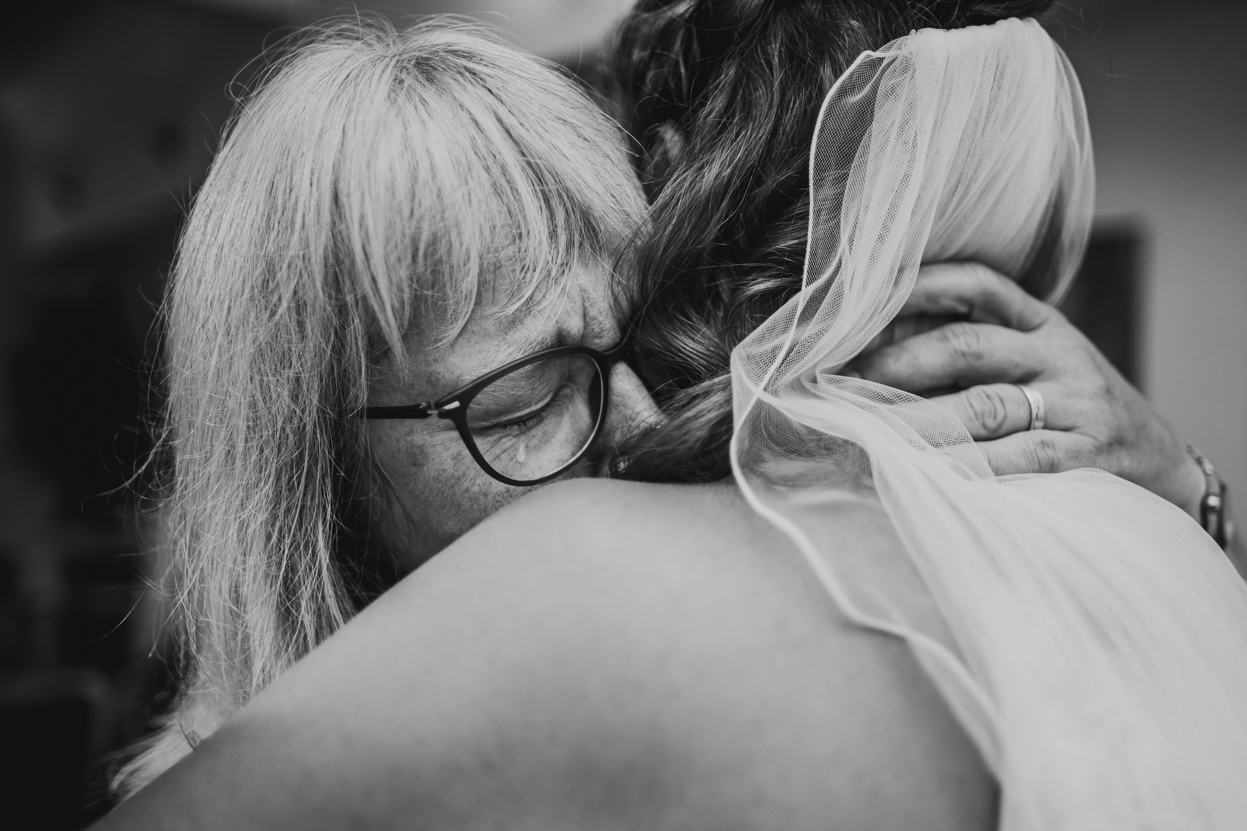 Emotionale Umarmung bei der Hochzeit – echte Gefühle in der Hochzeitsreportage, Schloss Sallgast. Wenn’s echt wird.