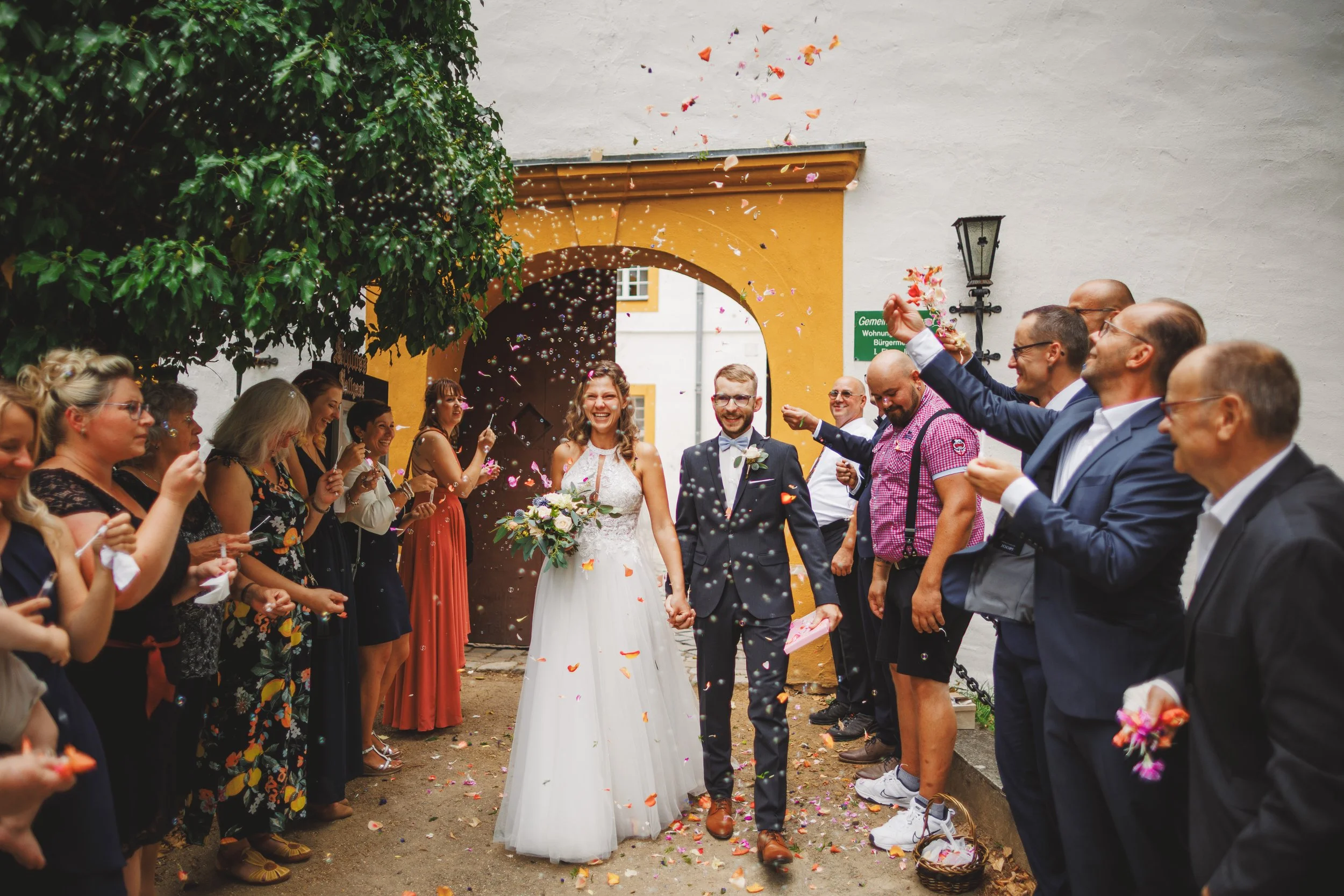 Auszug nach der Trauung mit Konfetti – Hochzeit im Schloss Sallgast, Kreis Elbe-Elster. Jubel, Konfetti, genau so.